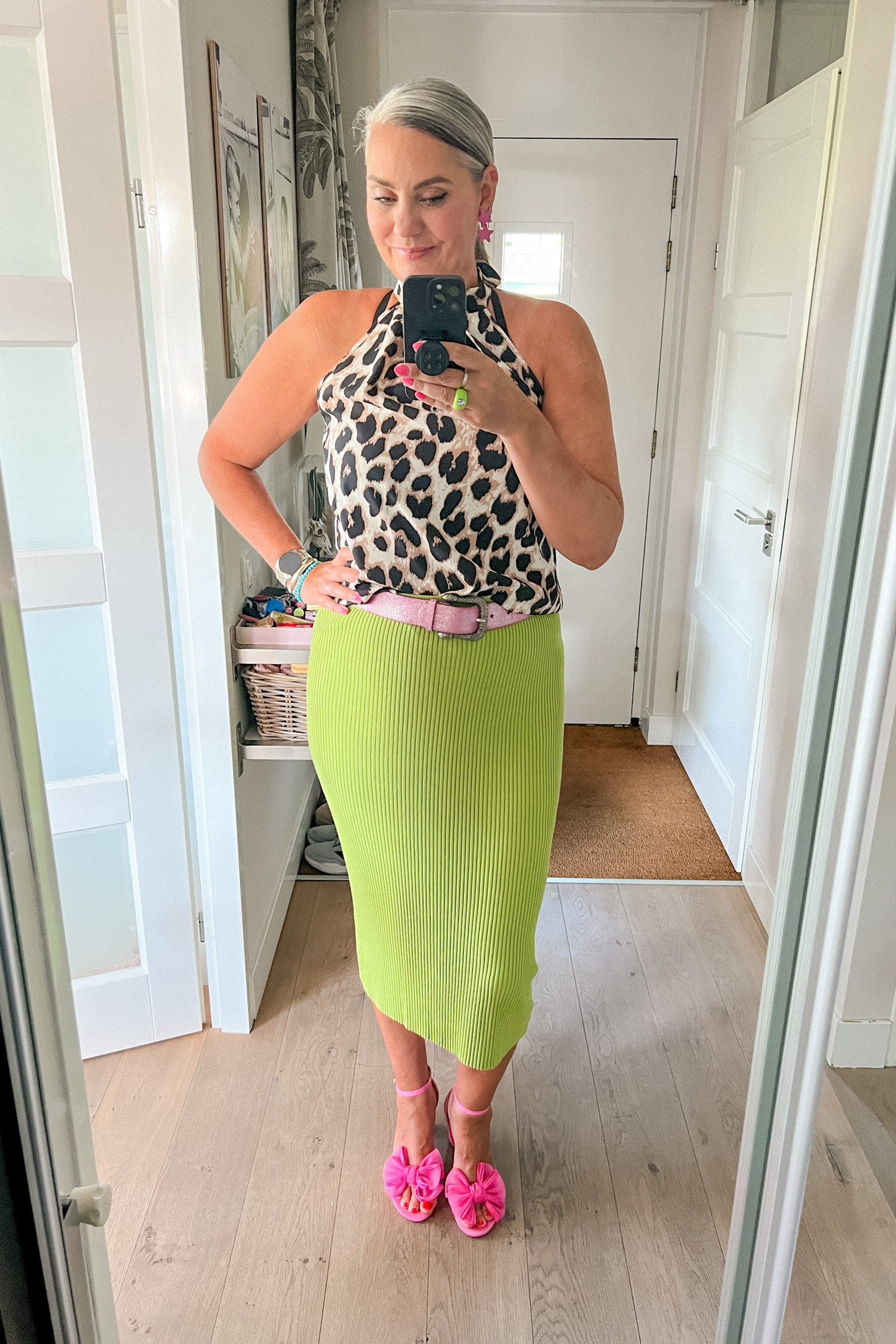Ootd - Tuesday. A chartreuse ribbed midi skirt paired with a leopard print halter top, pink belt and pink shoes with bows. 



#LTKsummer #LTKeurope #LTKnederlands