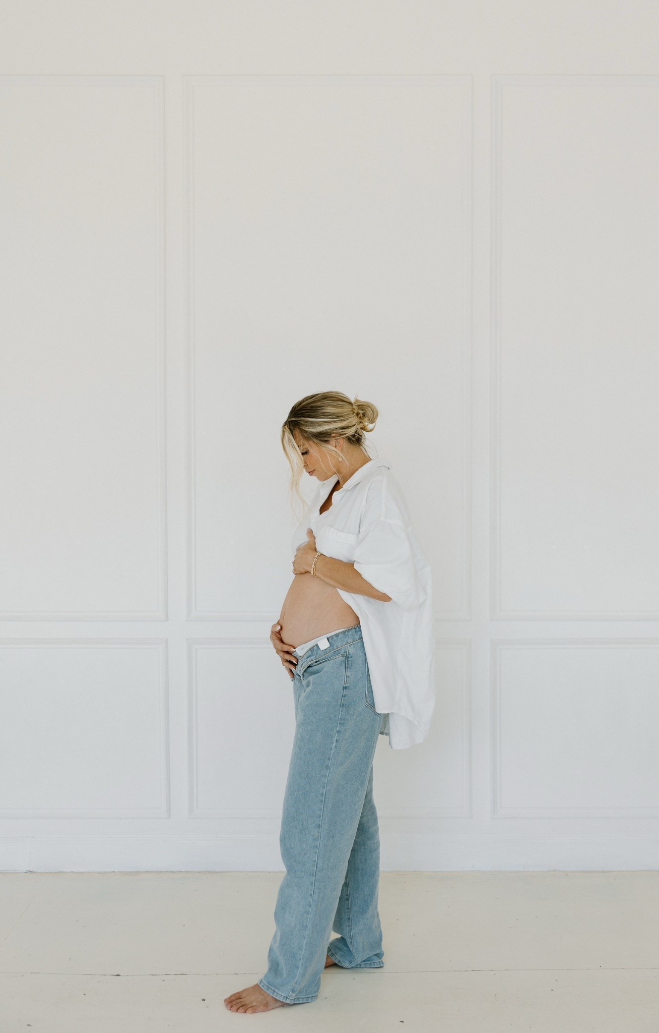 Classic oversized button up and denim look for maternity pics🫶🏼

#LTKFamily #LTKStyleTip #LTKBump