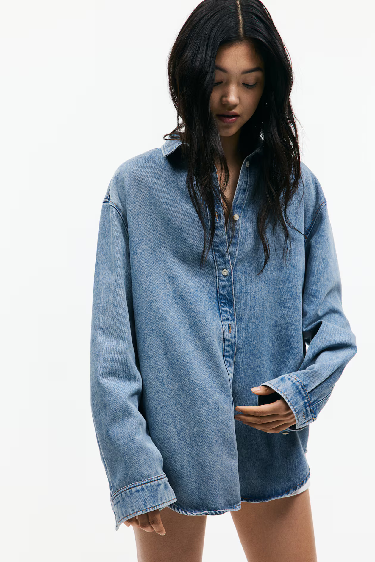 Oversized denim shirt - Light denim blue - Ladies | H&M GB | H&M (UK, MY, IN, SG, PH, TW, HK)