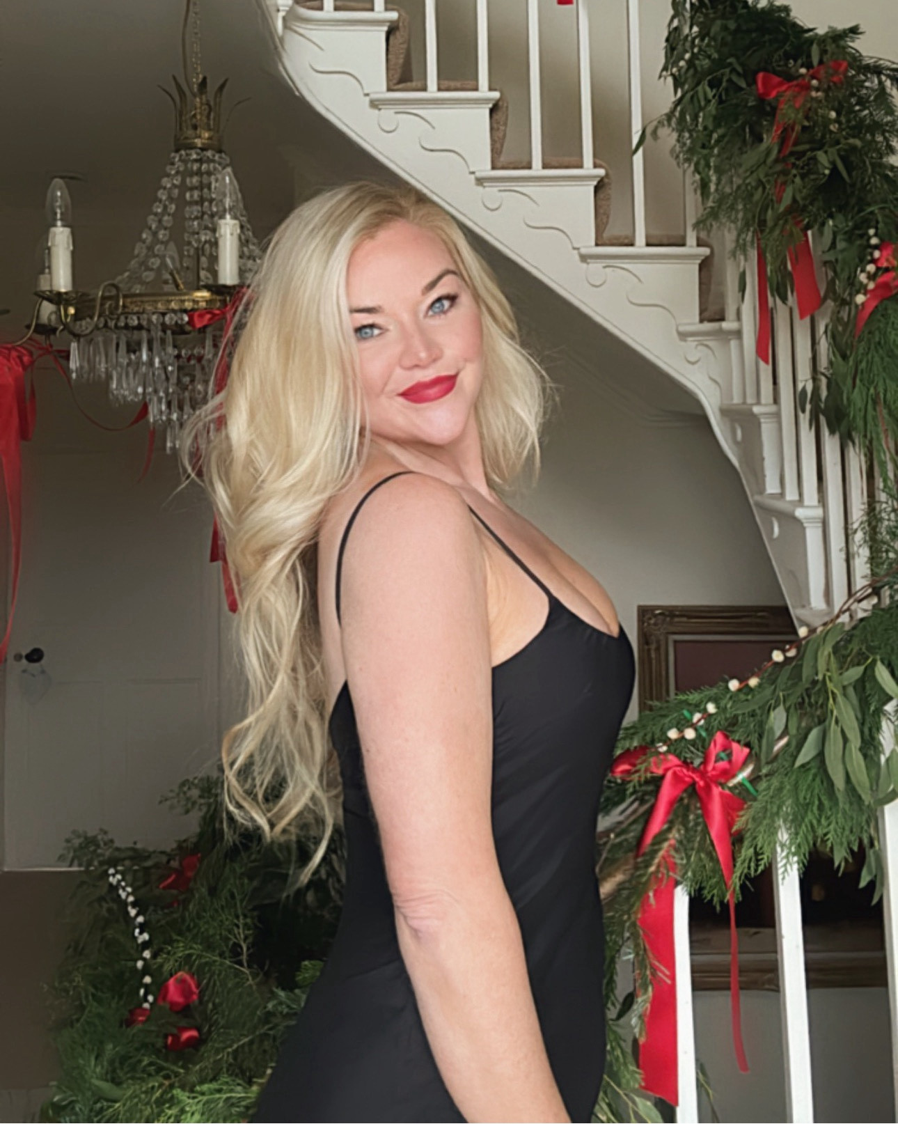 Festive gowns 🖤🎄✨ 

#LTKbeauty #LTKstyletip #LTKpartywear