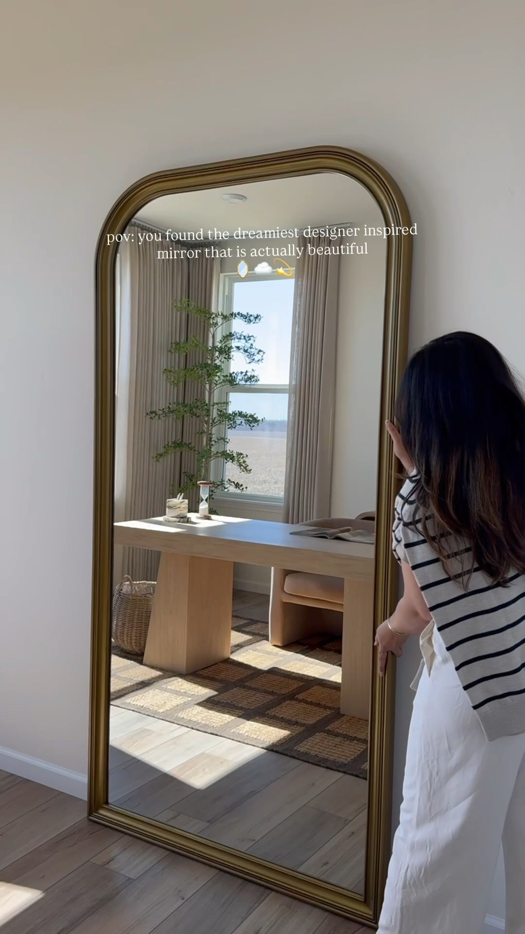 Not every mirror changes a space… but this one really does 🤎

The oversized shape, the warm tone, and the way it reflects the room makes everything feel brighter and more open. Definitely one of those finds I’m glad I got.