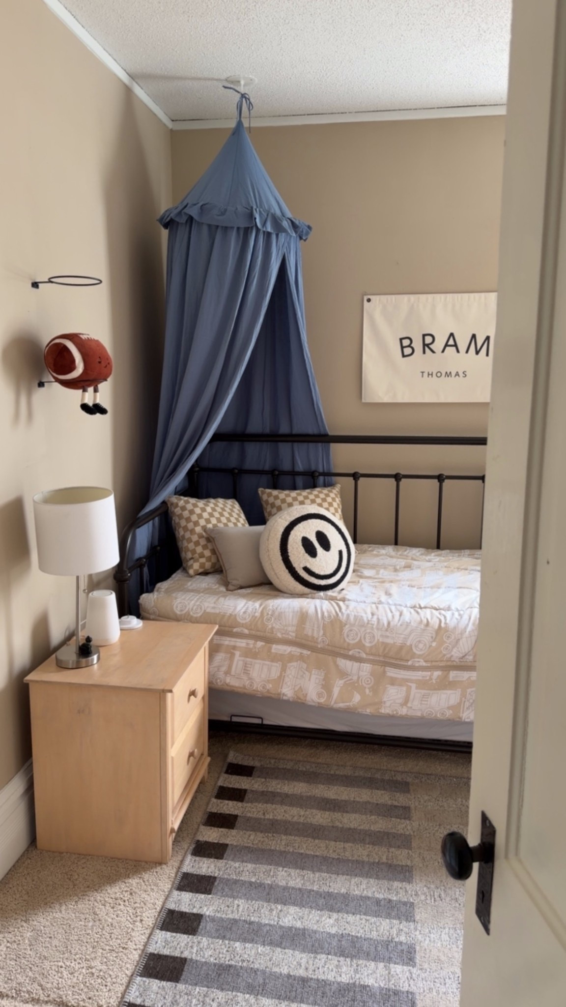 slowly adding more color and details to Brams room🩵💚