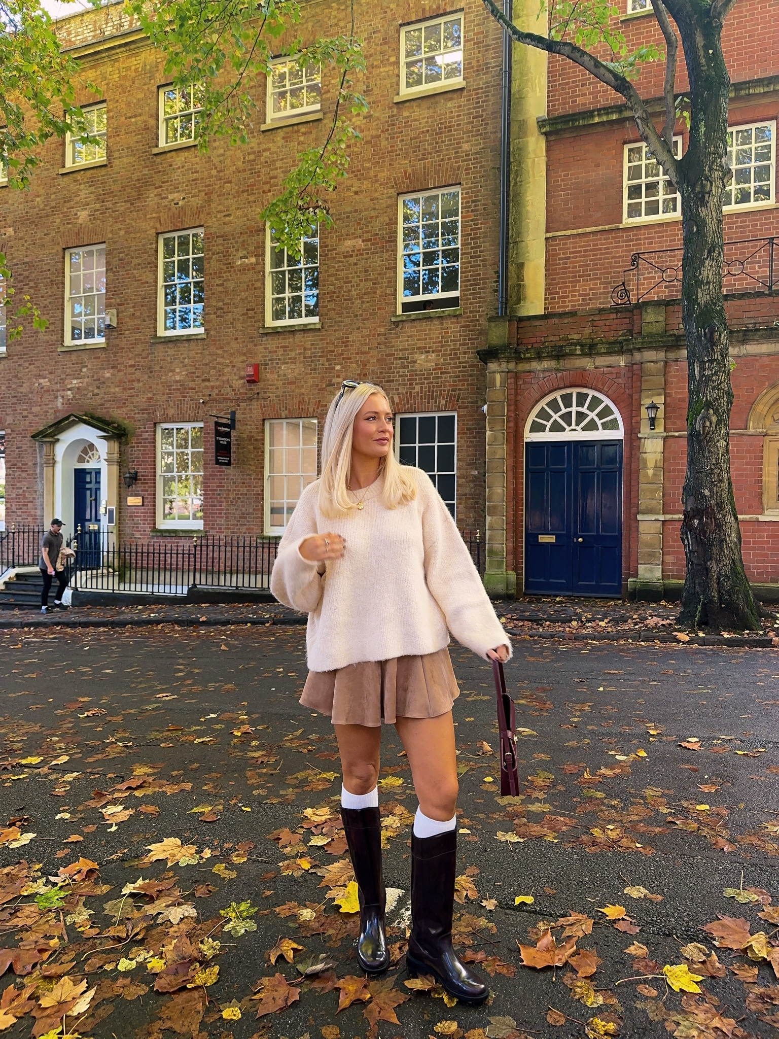 A sunny autumn day ☀️🍂

#autumnoutfit #falloutfit #suedeskirt 