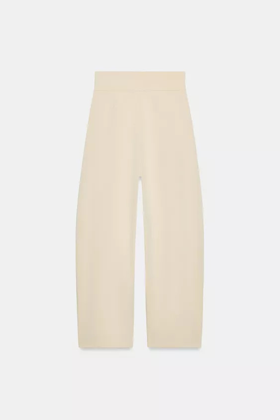 High-waist trousers made from a viscose blend yarn. Featuring front pleat details. Hidden side se... | Zara UK