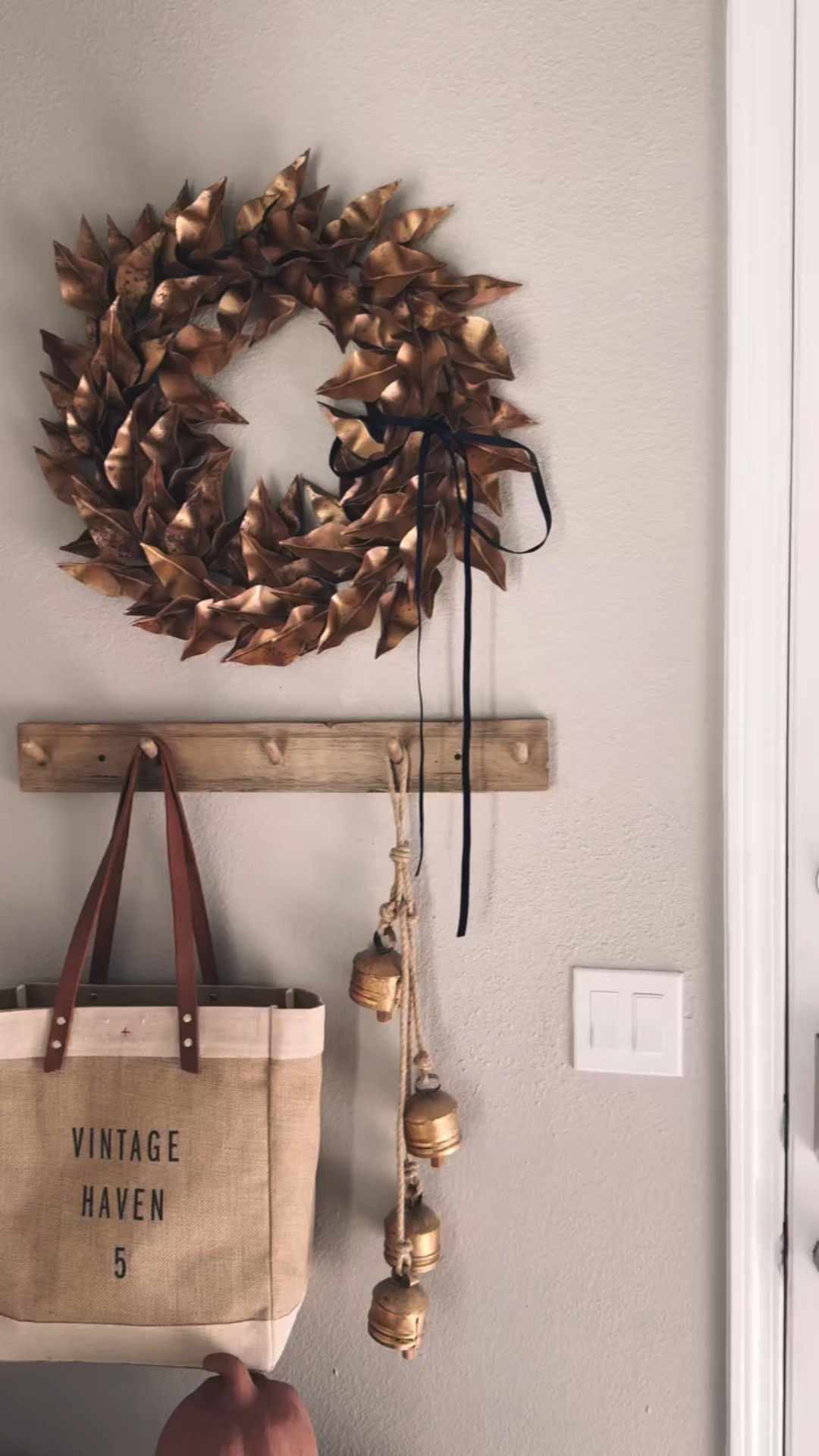 A gorgeous fall wreath that will seamlessly transition into my Christmas decor 
from @pearl_and_creek is my kind of decor. 
It is handmade and every leaf is just beautiful! 
They have a few versions of this wreath and they are all so pretty! It’s the perfect way to add some fun texture to your space! 

#homedesign #homedecor #neutralhome #homeinterior #homeinspo #homedecorating #falldecorating #handmade #wreath #seasonaldecor