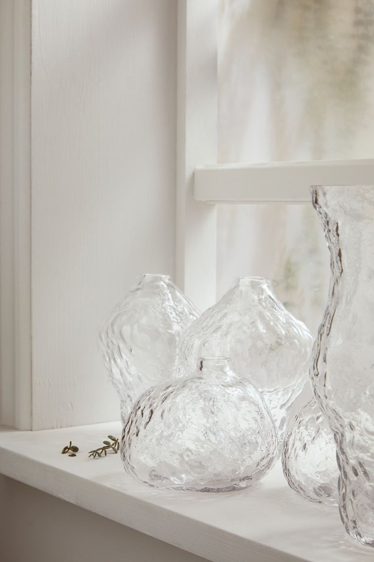 Large, stylish clear glass vase in a gently curved shape. The glass has a crinkled surface that e... | H&M (UK, MY, IN, SG, PH, TW, HK)
