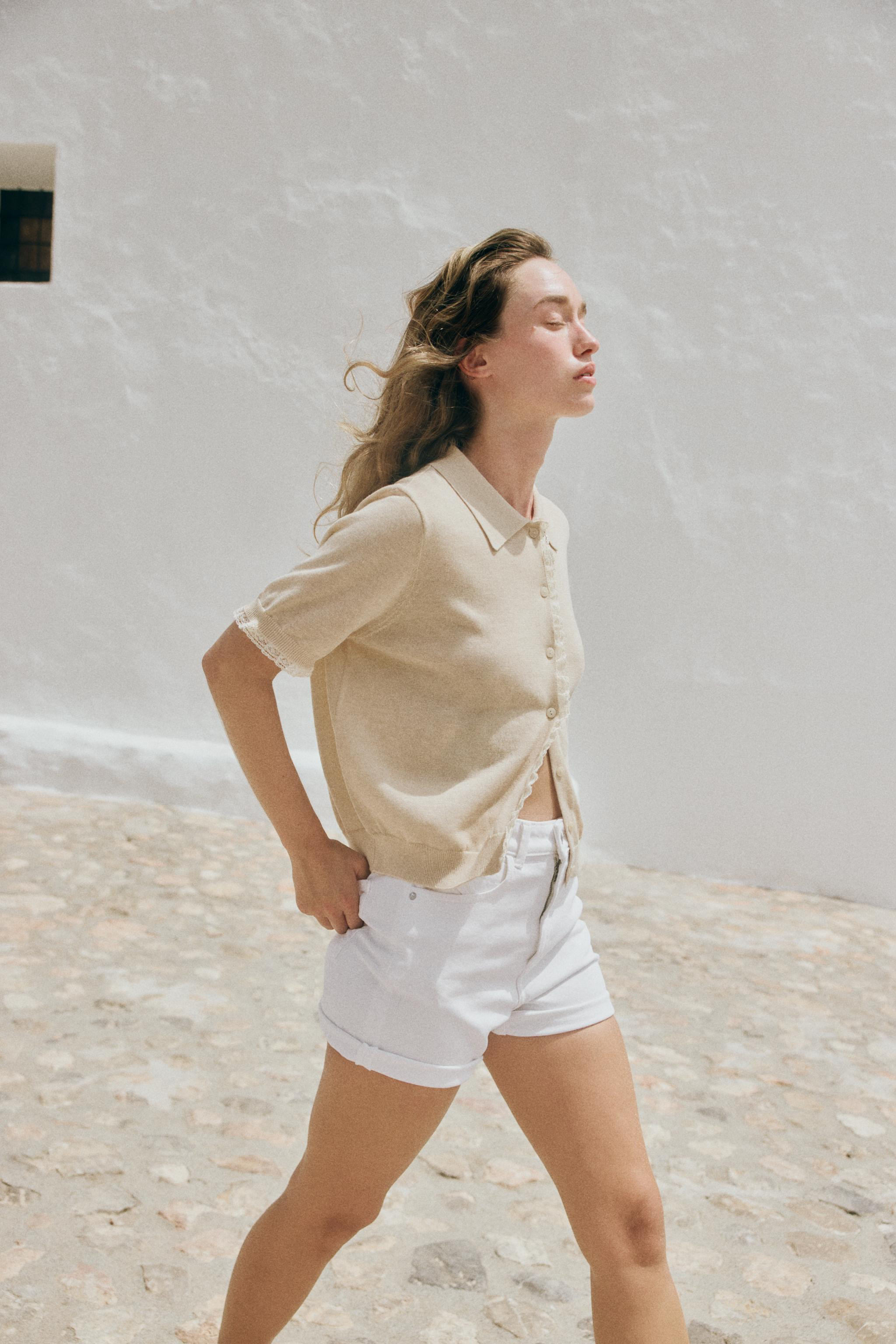 Strickjacke mit Polokragen und kurzen \u00c4rmeln. Mit Spitzenborten verziert. Knopfleiste vorne. | Zara DE