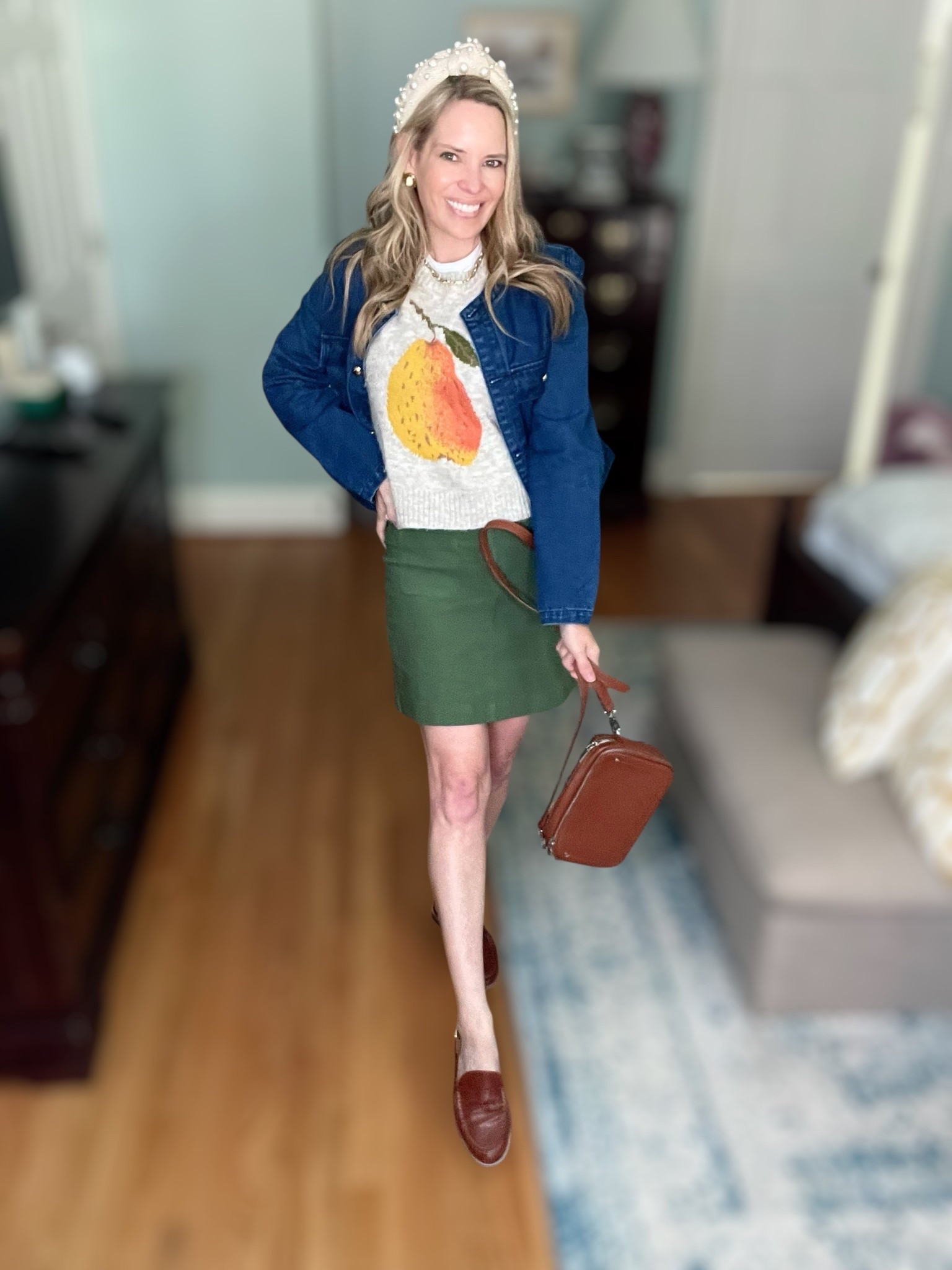 🍐 Playful fall style with a preppy twist! This pear graphic sweater vest from Amazon is such a fun statement piece for autumn. I layered it over a white top and styled it with a cropped dark-wash denim jacket and the J.Crew Factory patch-pocket mini skirt in olive green. Finished the look with classic brown loafers, a pearl headband, and timeless gold jewelry from Melinda Maria ✨ (use code PREPPYREBEL for 10% off).

🛍️ Outfit details:
	•	Amazon pear sweater vest 🍐
	•	Amazon cropped denim jacket 💙
	•	J.Crew Factory olive green mini skirt 💚
	•	Brown loafers + structured bag 🤎
	•	Pearl headband & Melinda Maria jewelry for a chic touch ✨

Perfect for: casual fall outings, brunch with friends, or a playful workwear look that still feels polished.

#fallstyle #preppystyle #pearstyle #ltkfall #amazonfashionfinds #jcrewfactory #melindamaria #falloutfitideas


#LTKFindsUnder100 #LTKWorkwear #LTKFindsUnder50