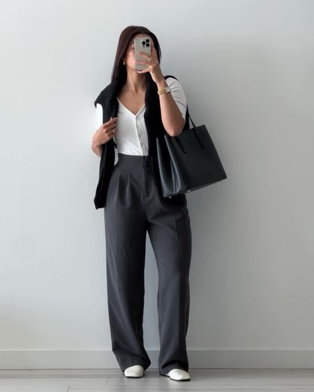 workwear ootd — 

top - gap, xs, linked
pants - older from H&M
shoes - everlane, 7.5, linked
bag - freja nyc code quepasoyaya for $$ off

#workwear #officewear #workoutfit #officeoutfit #corporate #9to5 #smartcasual #miami