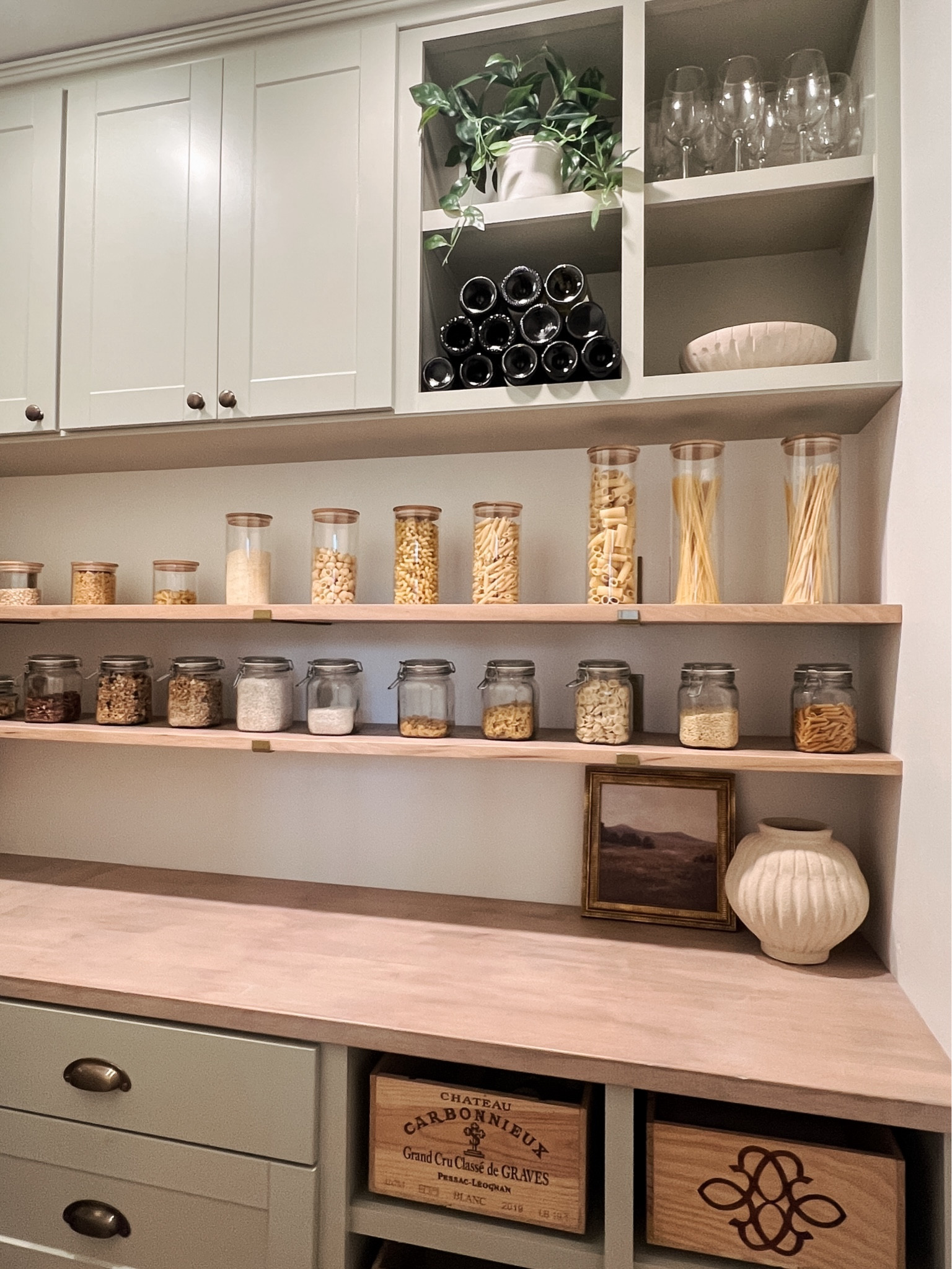 An organized european pantry!

Pantry decor, pantry design, pantry organization, food storage, dry goods storage, pantry decor, wine boxes, wine storage, wine glassess

#LTKHome