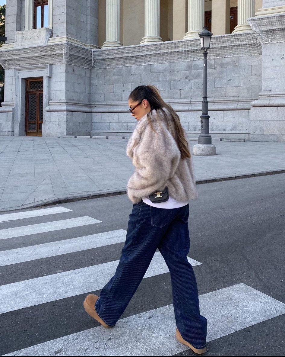 manteau fausse fourrure, fausse fourrure beige, jeans bleus foncés, jeans 90’s bleus, UGG plateformes marrons

#LTKshoecrush #LTKSeasonal #LTKstyletip