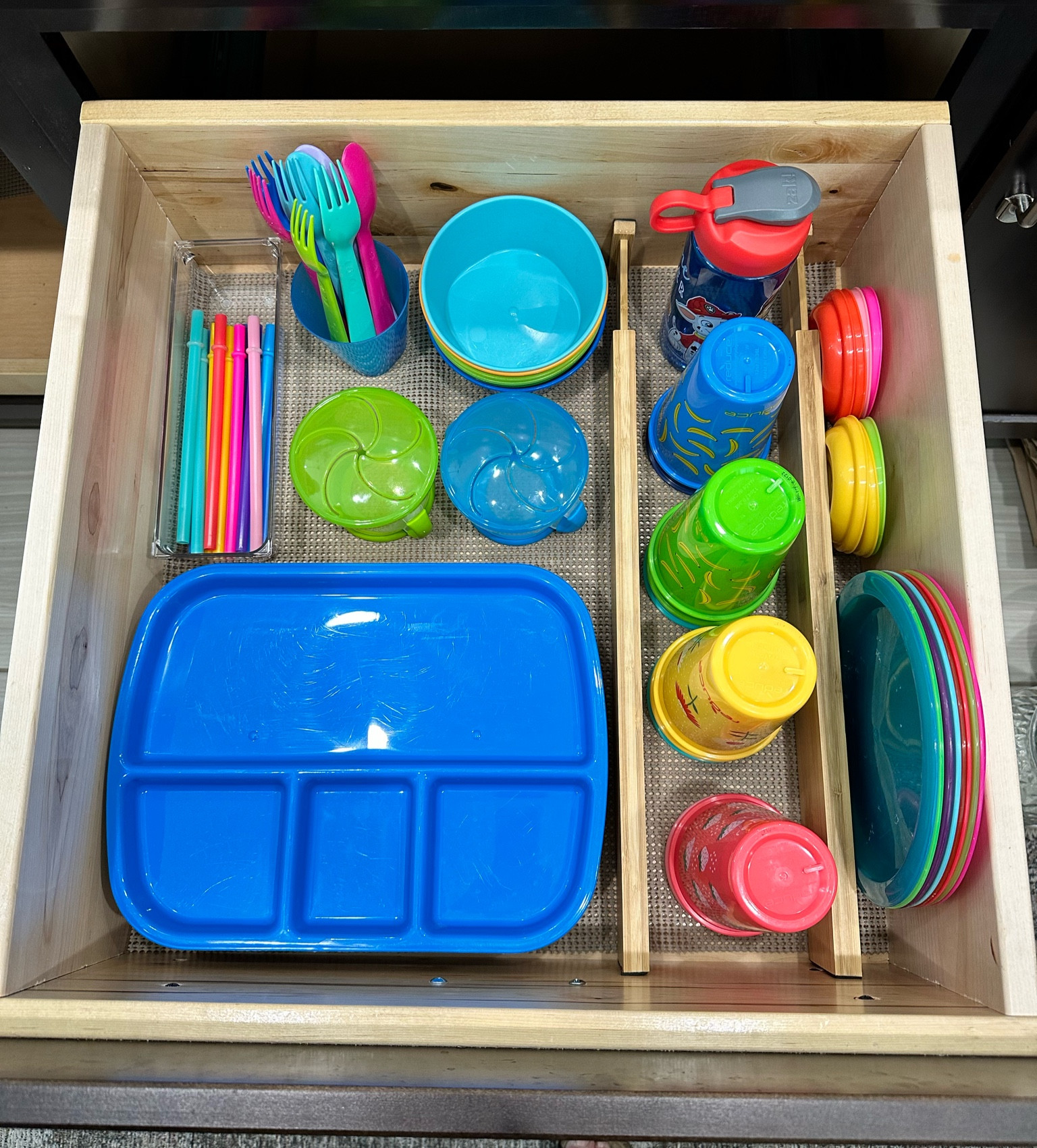 We used drawer dividers here to keep things in their categories. Use drawer organizers to customize your space!

#home #organize #kitchen

#LTKhome