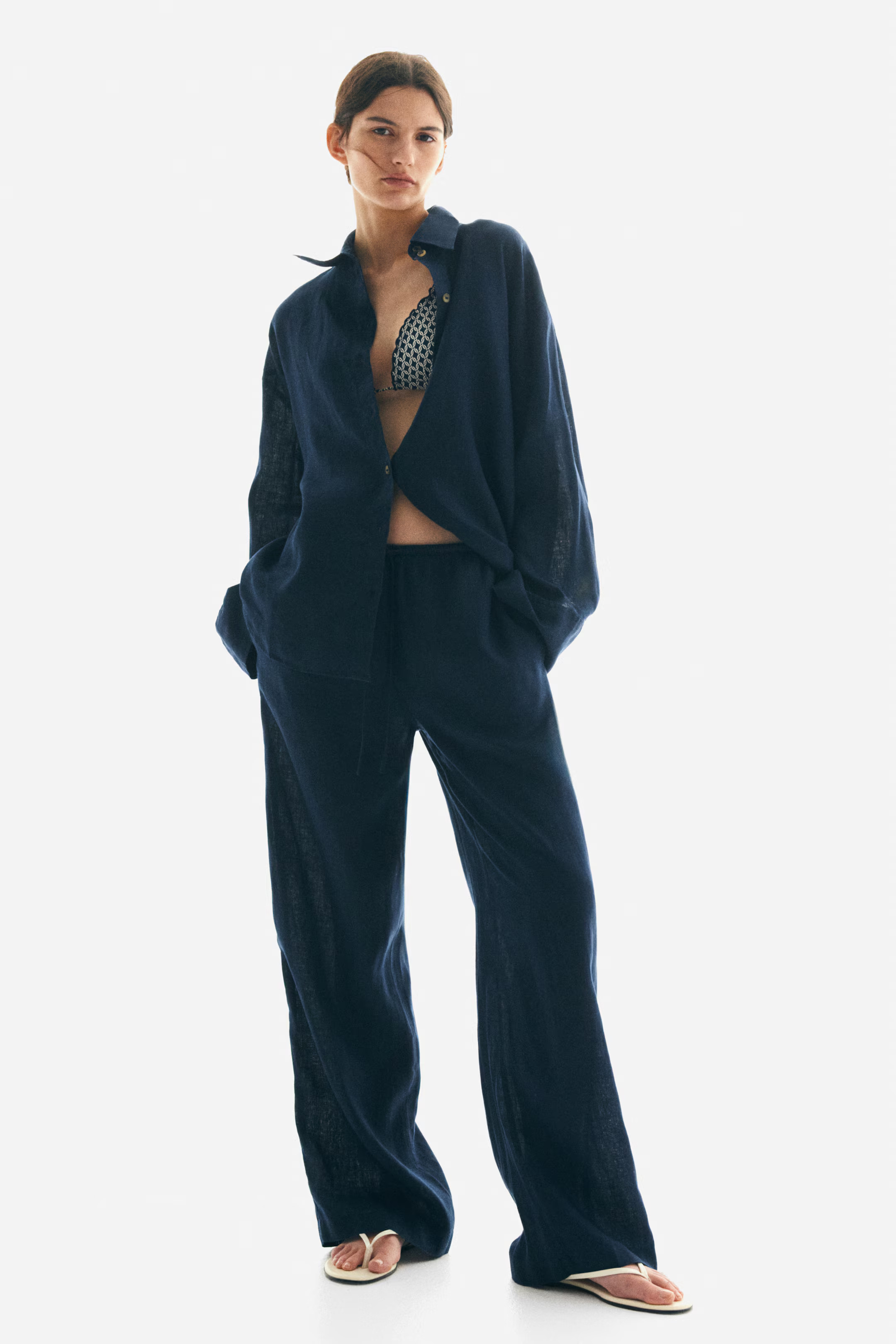 Oversized linen shirt | H&M (UK, MY, IN, SG, PH, TW, HK)