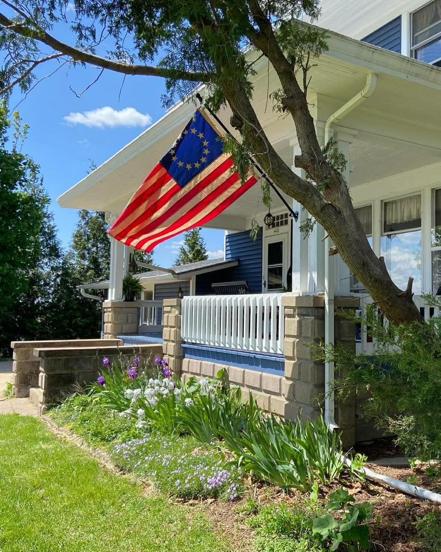 Happy Wednesday ya’ll!!! 👋🏻 Hopefully your week has gotten off to a good start! ♥️ Today is DECORATING IDEAS POST time again and this week we’re sharing the beautiful home of MARCI KLIEBER. She lives in an older craftsman style home and has filled it with wonderful antiques and added a primitive flair. Anddd ~ just look at all that gorgeous woodwork!!! 😍 Until next week, enjoy the tour!!!!! 🤩


#LTKSeasonal #LTKHome