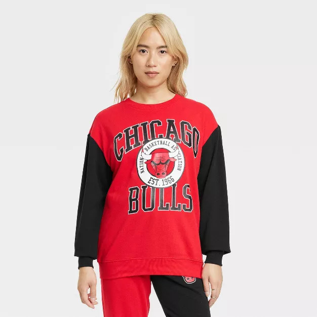 Women's NBA Chicago Bulls Colorblock Graphic Sweatshirt - Red | Target