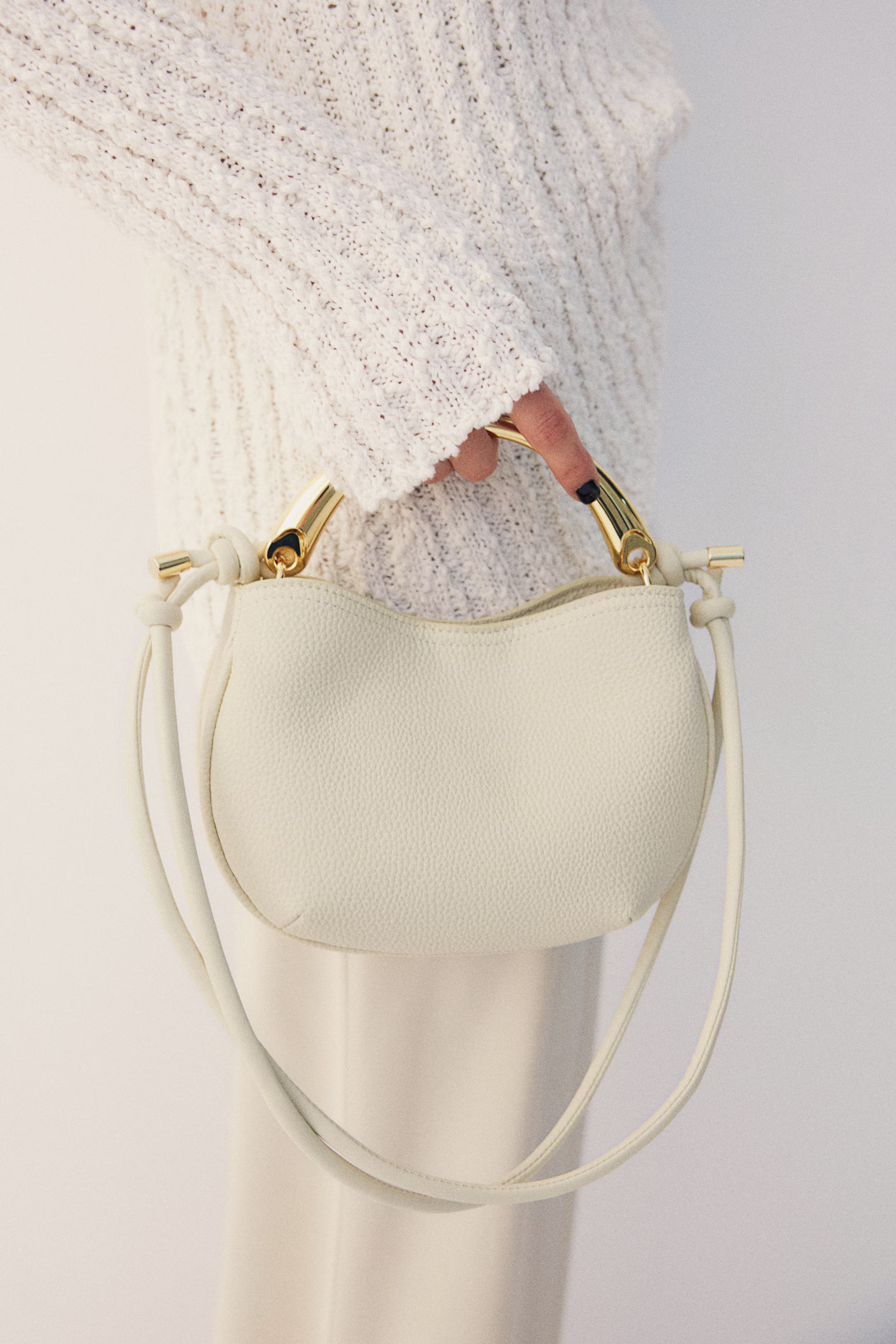 Crossbody-Tasche mit stylischem Griff - Hellbeige - Ladies | H&M AT | H&M (DE, AT, CH, NL, FI)