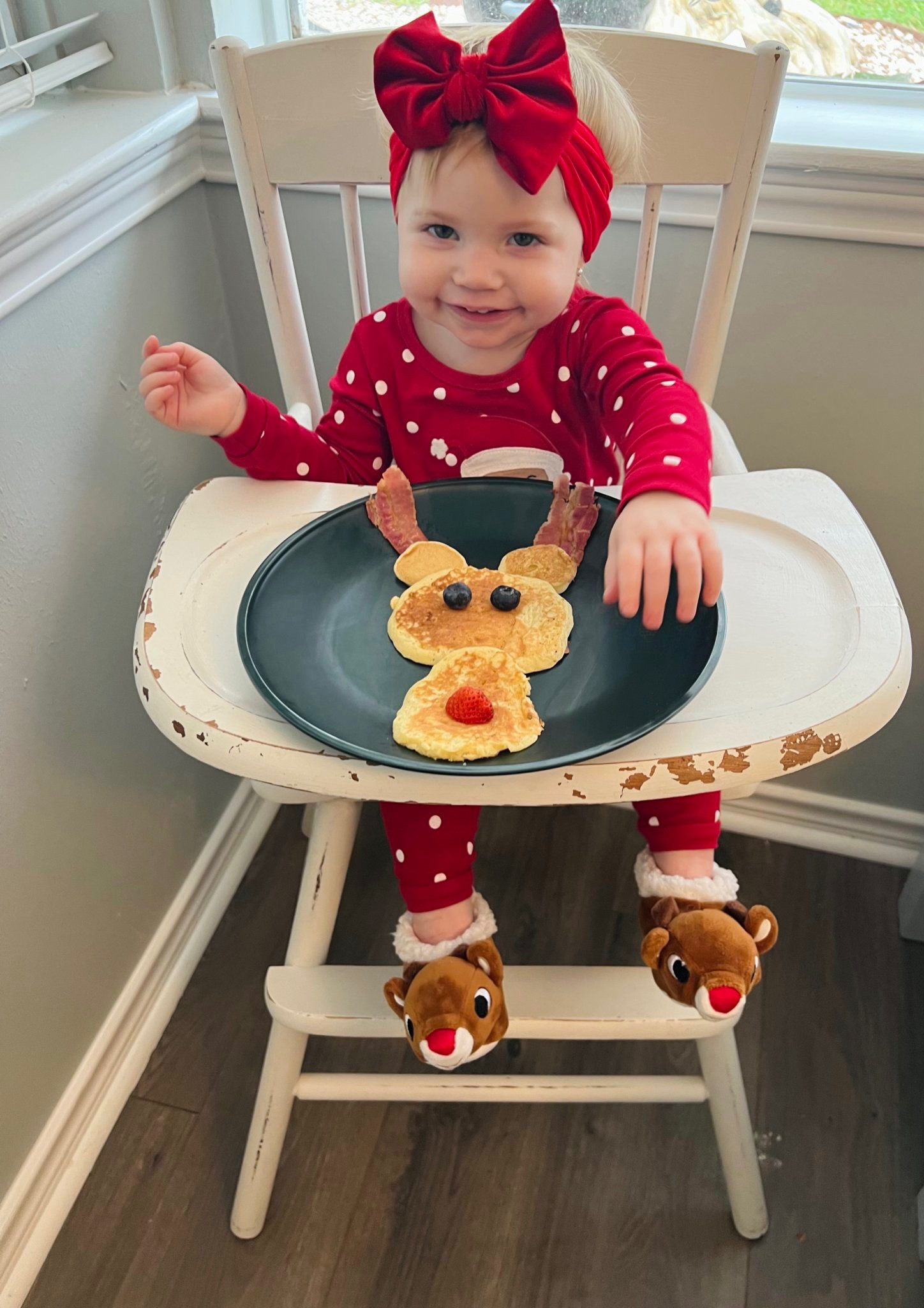 Toddler girls santa pj set and reindeer slippers 🎅🏼
toddler christmas pajamas/ christmas slippers/ carters baby/ target toddler finds/ velvet headband bows

#LTKbaby #LTKkids #LTKSeasonal