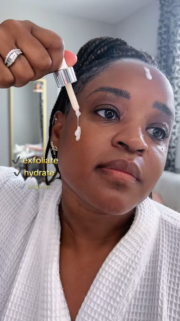 I am in LOVE with the Clinique Moisture Surge Active Glow Serum ❤️

This serum exfoliates, hydrates and brightens your skin to give an instant glow! 

#skincare #skincaremusthaves #skincareproducts #glowingskin #serum #clinique 



#LTKBeauty #LTKOver40 #LTKGiftGuide