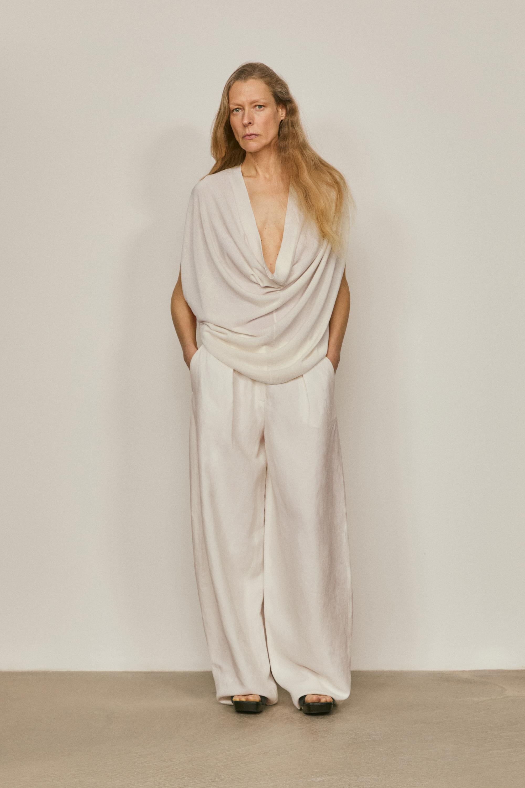 VIEW LOOK
Silk blend top with cowl neck - LIMITED EDITION

 £129  Colour:  White  Add to basket | Massimo Dutti UK