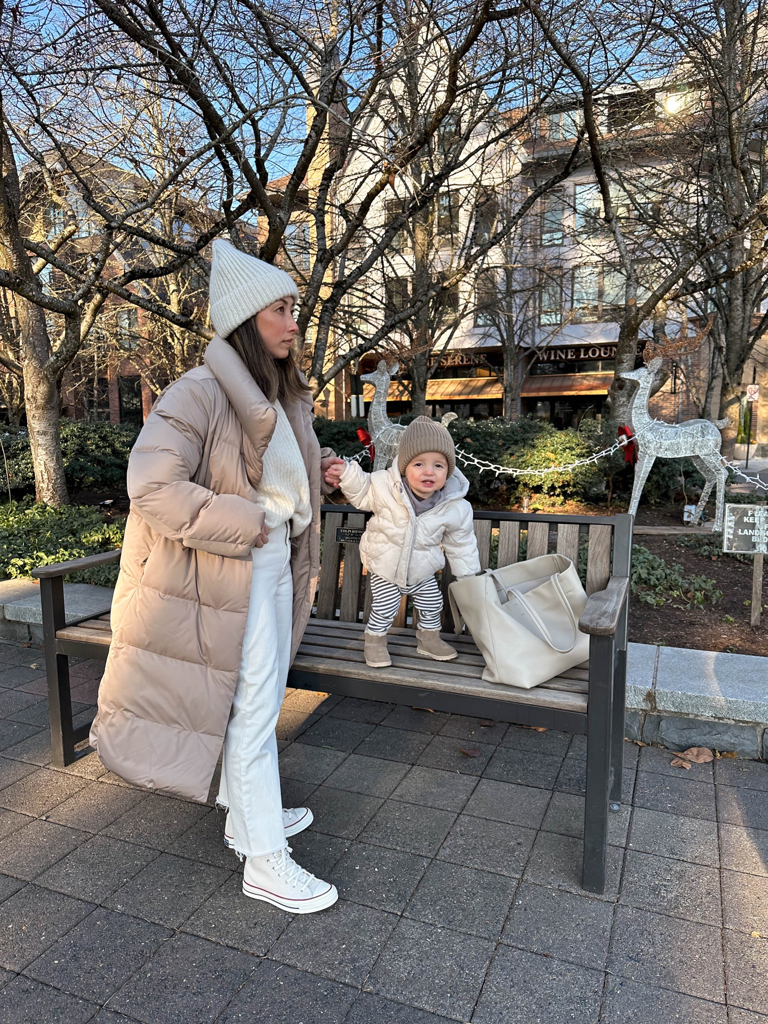 Uniqlo longer puffer coat. Neutral puffer coat. This coat is nearly sold out, sorry! Linking a similar option. It’s super soft, warm, and runs oversized. 

Coat - Uniqlo xxs
Sweater - Jenni Kayne xxs (old, linked similar)
Jeans - dL1961 25
Sneakers - converse 5
Beanie - Scoop
Tote - Cuyana 