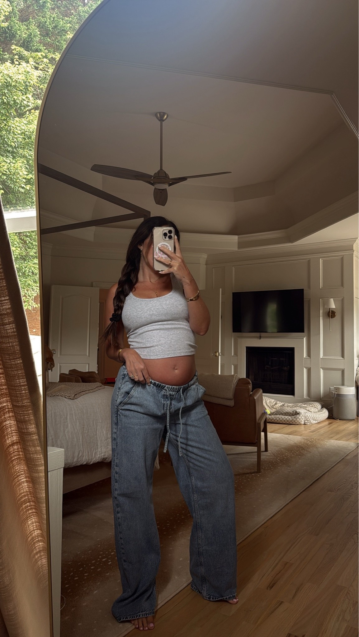 Bra less tank in small Jeans in M

#pregnancyoutfits