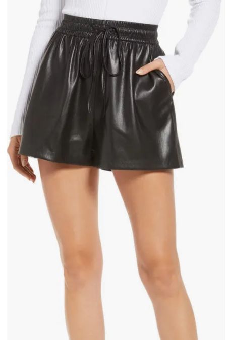 Drawstring faux leather shorts
Good American, good American shorts, Faux leather shorts, leather shorts, fall style, fall fashion, cute fall outfit, black shorts