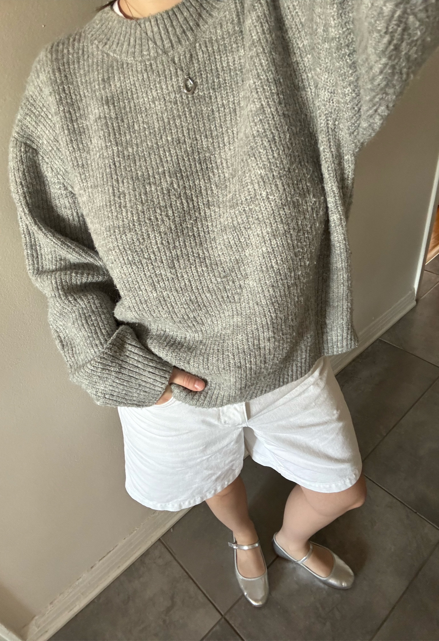 Sweater: S
Shorts: 04
Shoes: 6,5