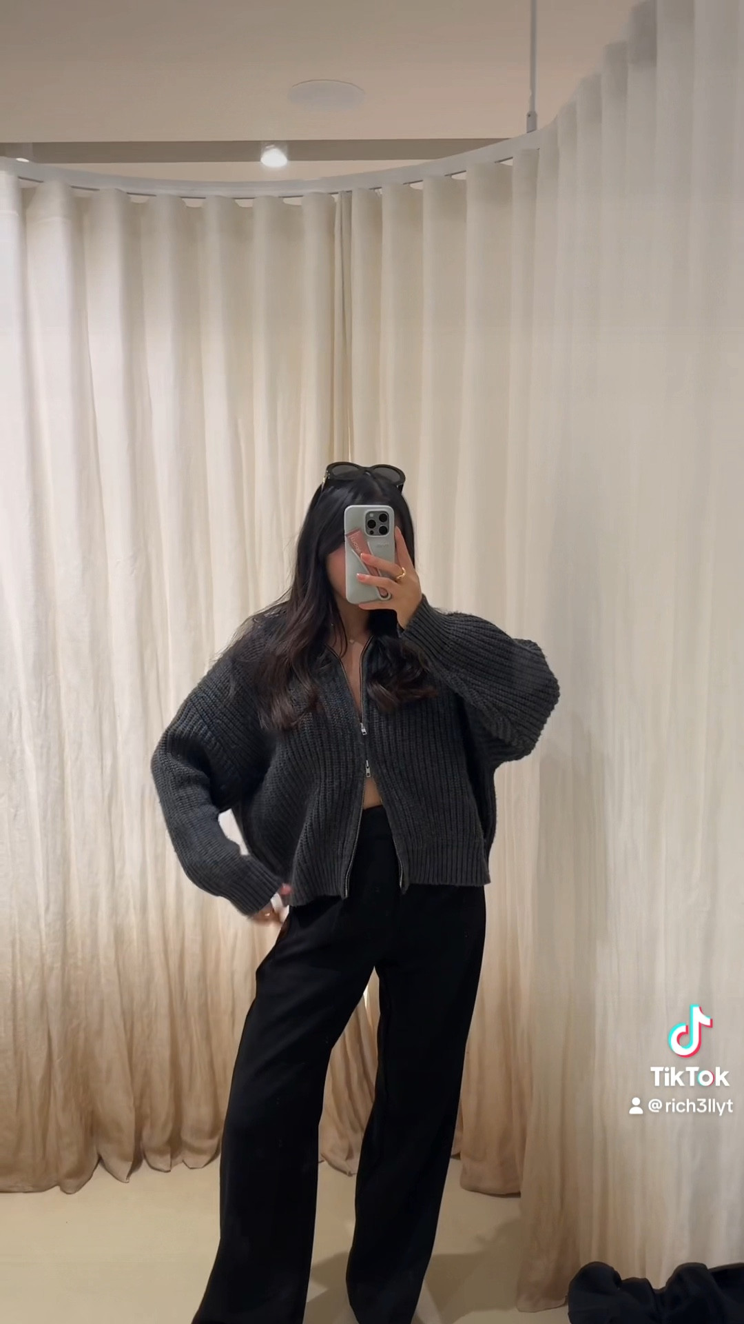 DISSH try on 😍
Pants - size 6 
Knit jacket - size S 
Shorts - size 6 
Cardigan - size XS