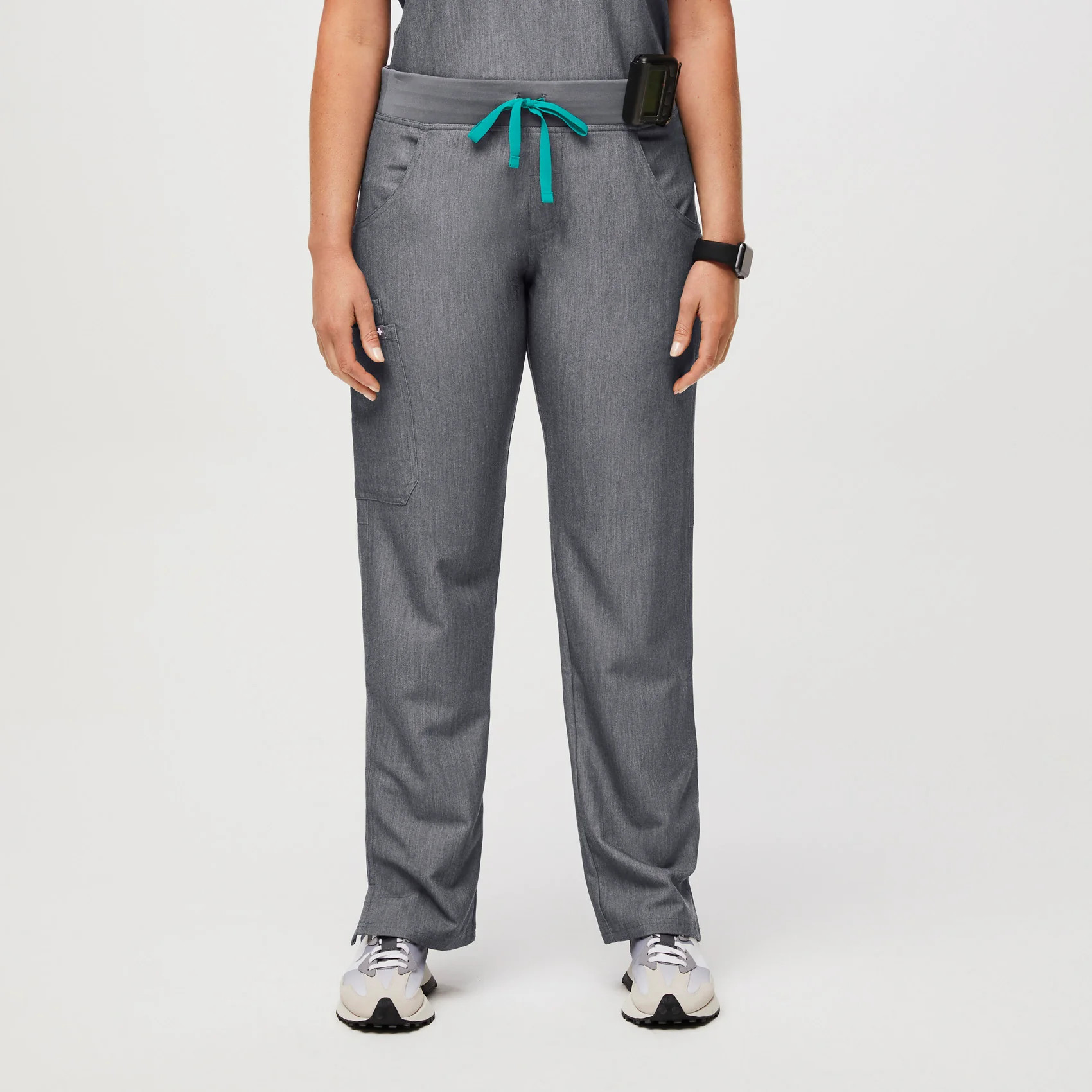 Women's Kade Cargo Scrub Pants™ - Graphite · FIGS | FIGS