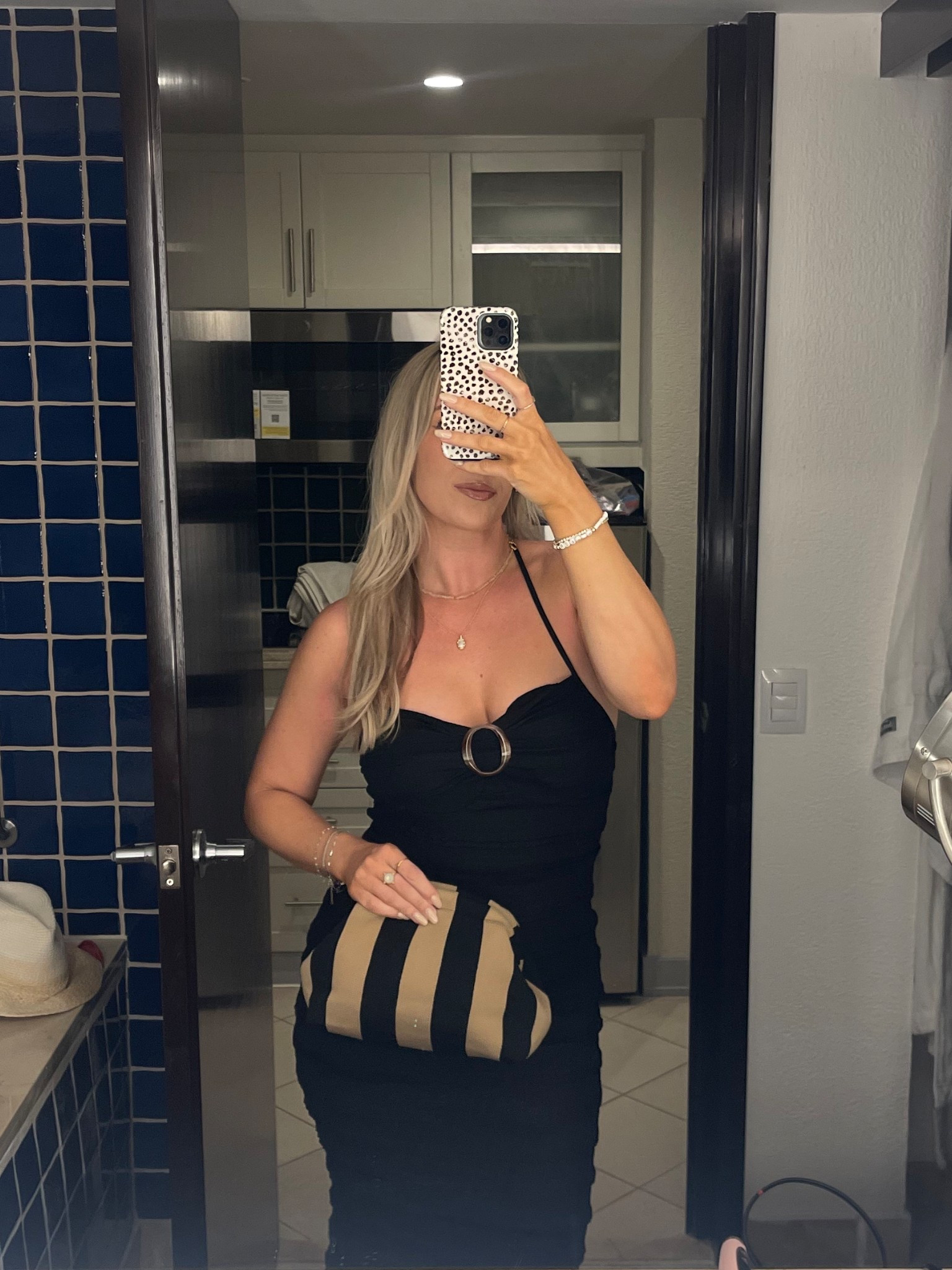 Vacation outfit #blackdress #clutch #vacation #vacationoutfitfordinner #dinnervacationoutfit #mexciooutfit

#LTKTravel #LTKFindsUnder50