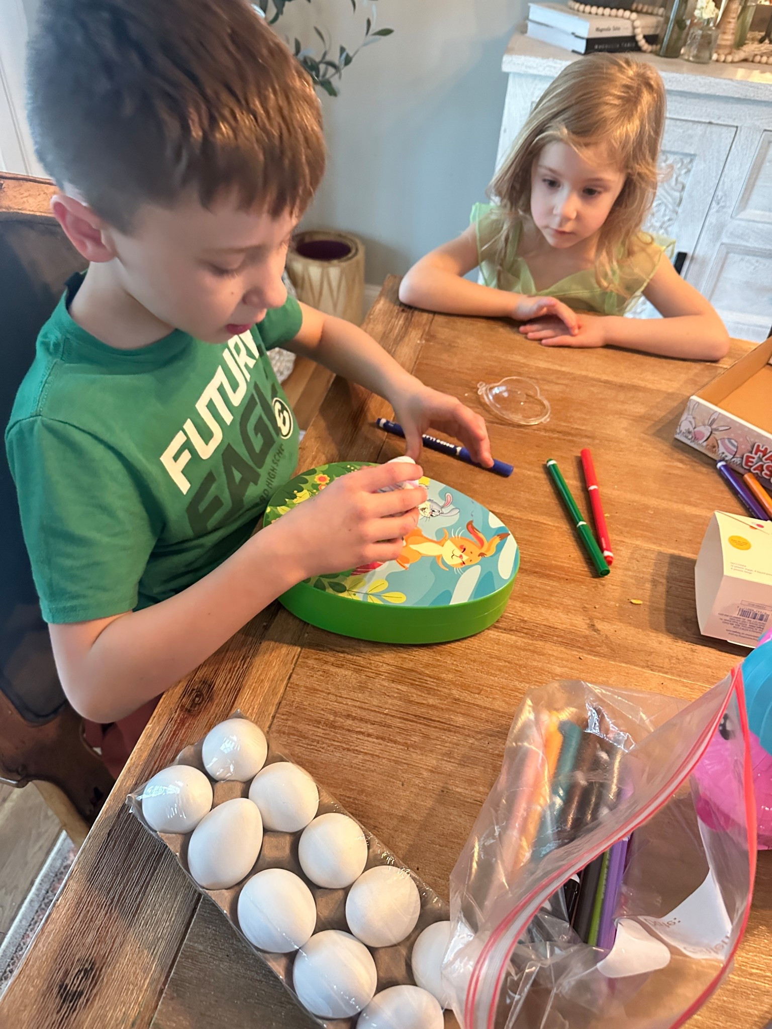 The easiest (and cleanest) way to decorate eggs for Easter! 🐣 