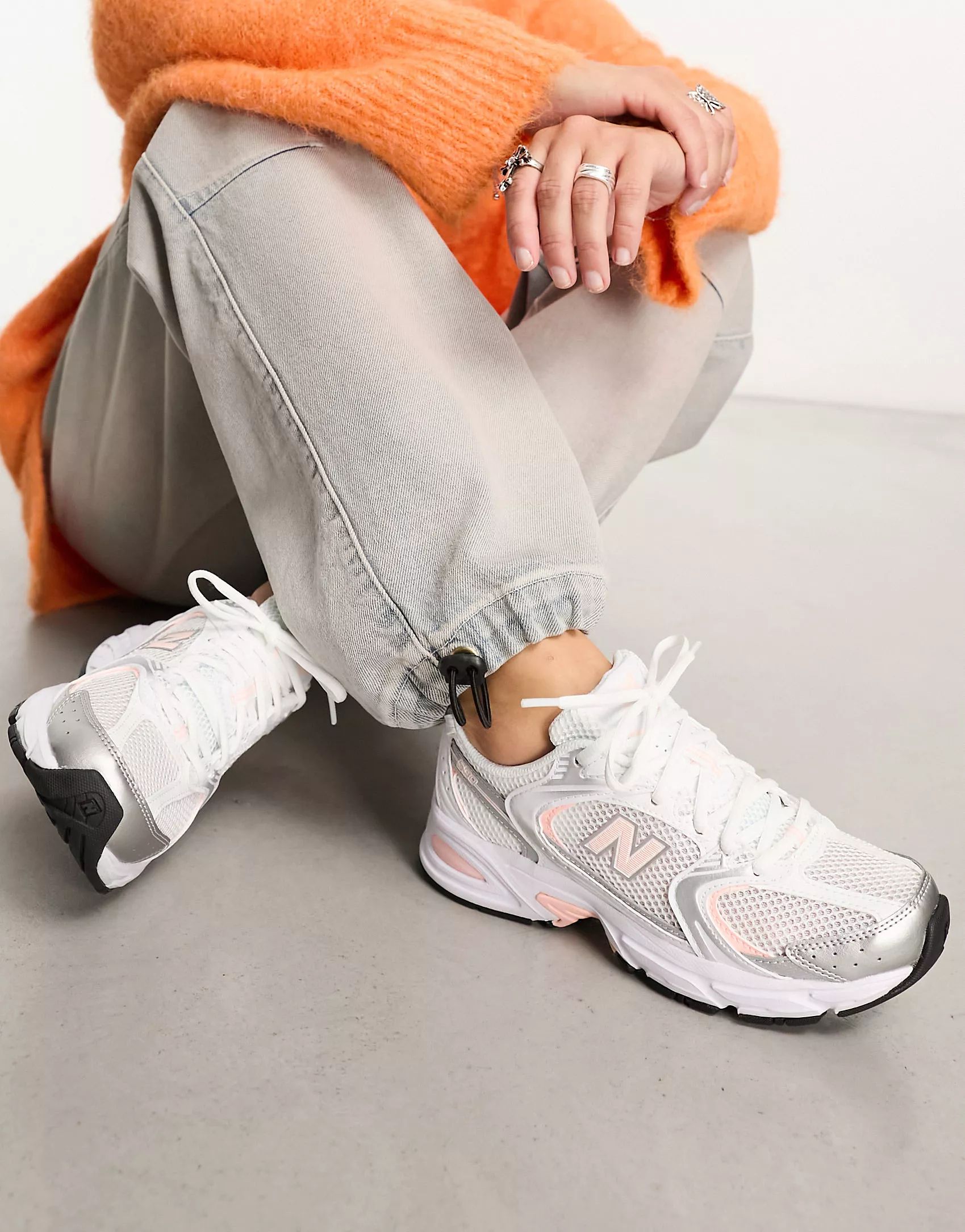 New Balance - 530 - Sneakers in wit met pastelroze | ASOS (Global)