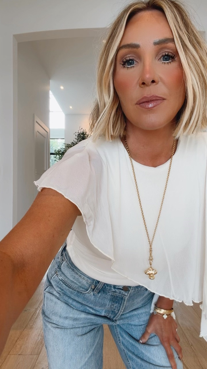 This top for less than $60.00 🤩🤩🤩 and this must have denim