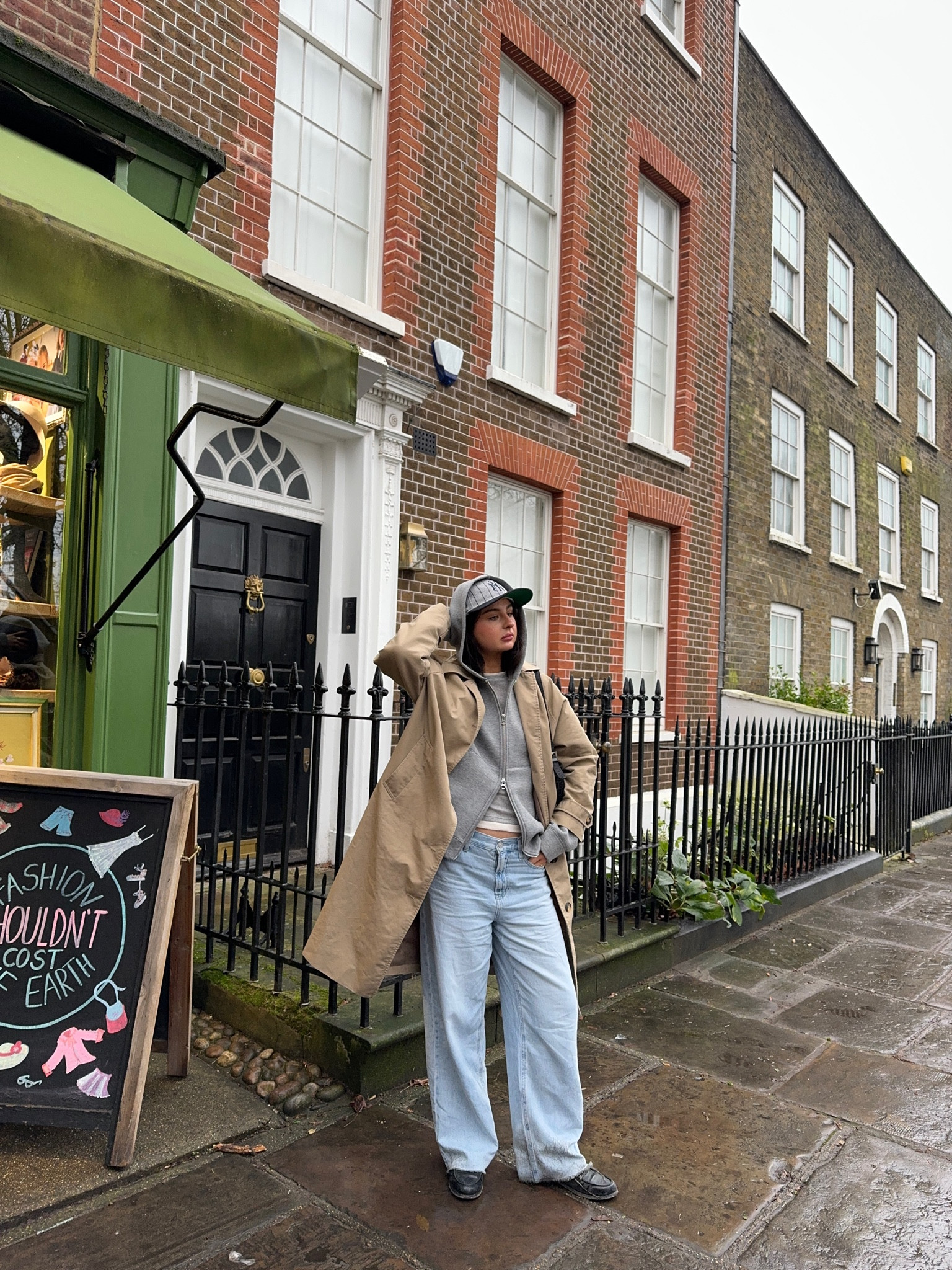 London in an outfit 

Unlinkable items; 

Trench primark
Jeans old Uniqlo (Uniqlo C) 
Hat Aime Leon dore 
Top Zara 

London outfits, London fashion girl, winter outfits, London winter outfits, trench coat outfits, trench outfit, blue jeans, jeans outfits, office outfits, work outfits 

#LTKgrwm #LTKstyletip #LTKworkwear