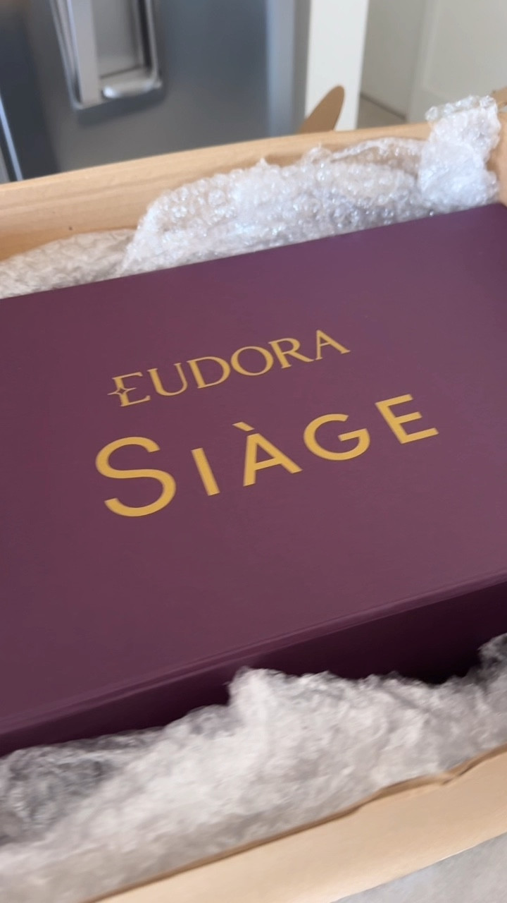 Fui desafiada a testar essa linha nova de Eudora por 14 dias no meu cabelo✨

Já estou doida pra dividir com vocês por aqui o resultado desses produtos no meu fio! Fiquem de olho pois vou trazer em breve o meu review de cada um deles🙌🏼

Quem vem comigo?! Ah, uma dica esperta, no site da BelezanaWeb ainda tem cupom:EUD15 viu😉

#LTKbeleza #LTKwinter #LTKbrasil