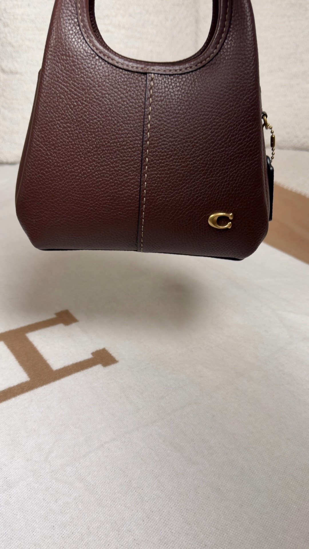 What fits inside a Coach Lana 19 🍎🚕 this little bag is small but mighty, I had to show proof at the end tha everything was still in it haha I was surprised how much I was able to put in, more than I take out on most days!

MAC lipstick 
Longchamp inspired mini coin purse
Touchland sanitizer
Flexible non break claw clip

Coach Lana 19 bag
What’s in my bag what’s in my coach bag 

#LTKdayinmylife #LTKgrwm #LTKootd