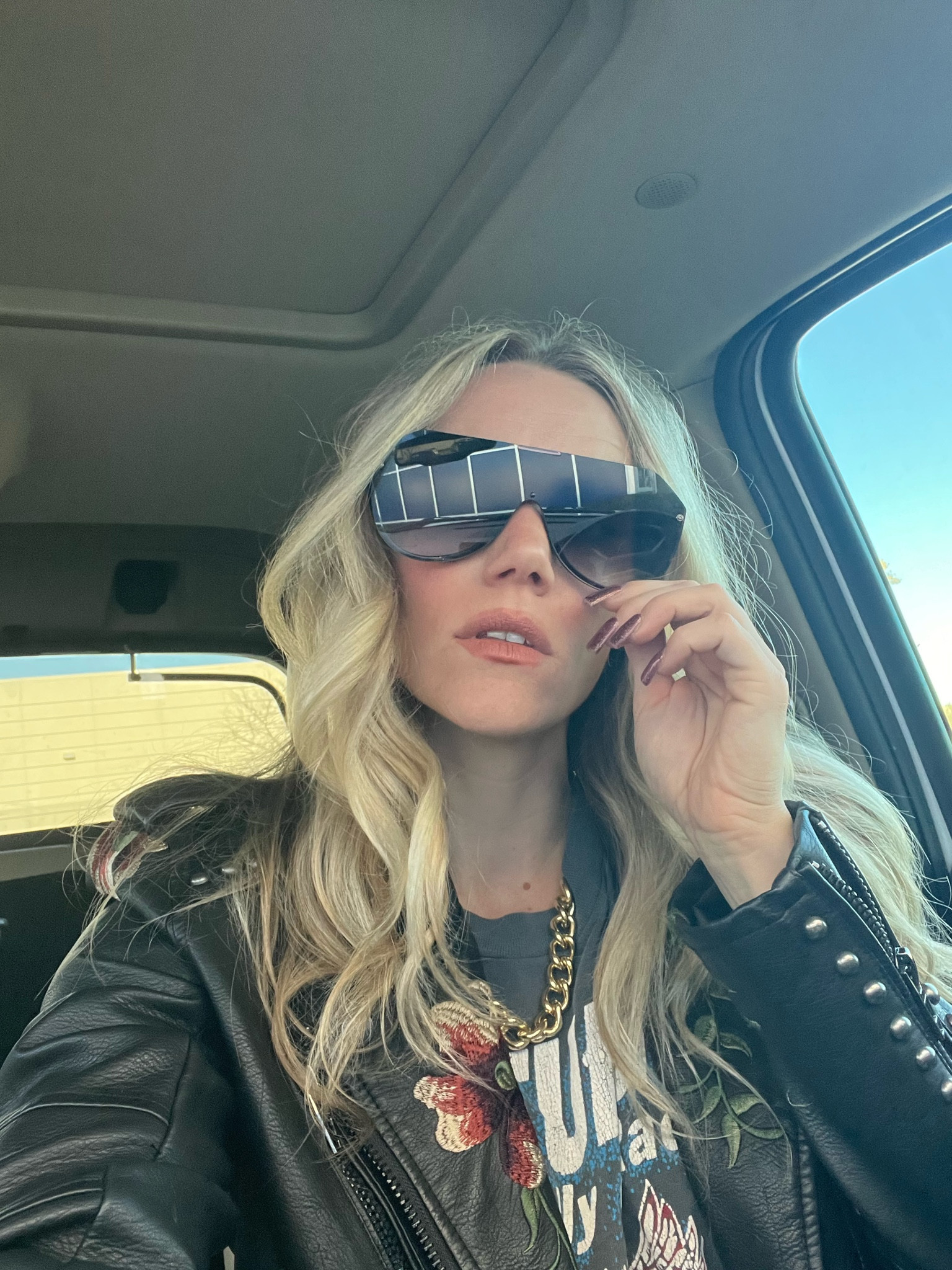 Rimless frames give the celebrity look in these shield sunglasses. 😎

#LTKStyleTip