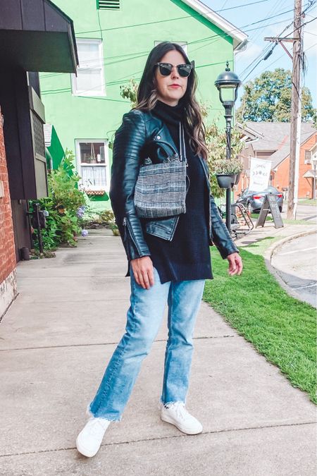 A casual Fall look and showing off this cute new handbag from H&M! The best part, it has detachable shoulder straps. 

Also, I forgot my tripod so believe it or not my 5 year old filmed this reel. Not too shabby, right?! 



#LTKstyletip #LTKunder50 #LTKSeasonal