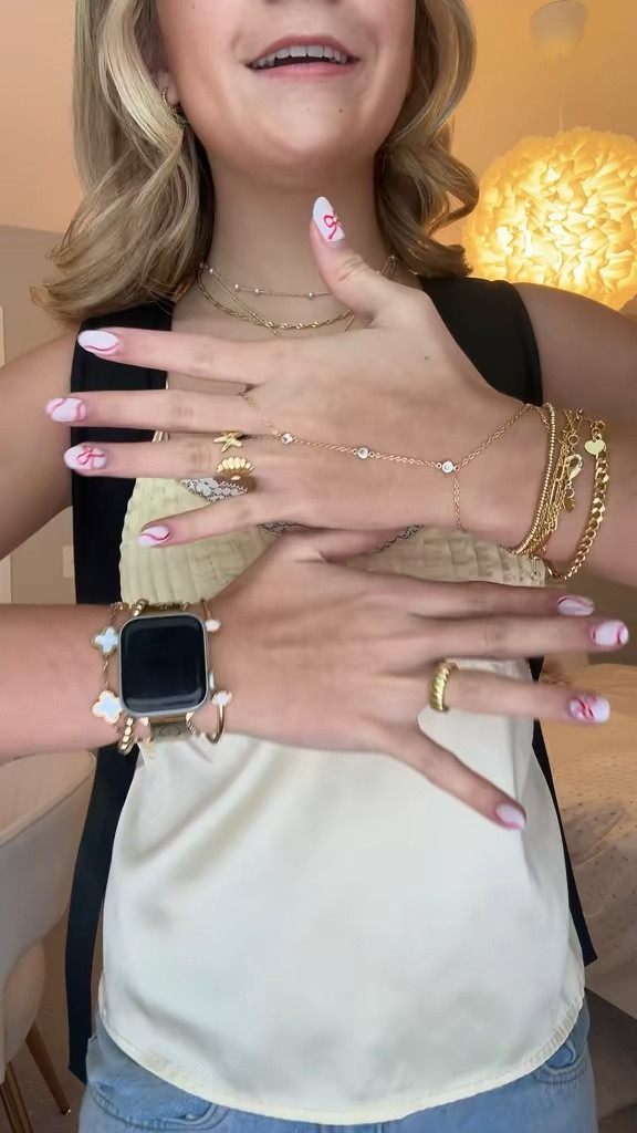 jewlery: evry jewels, kendra scott, or amazon
top: edikted (M)
jeans: edikted (XS)