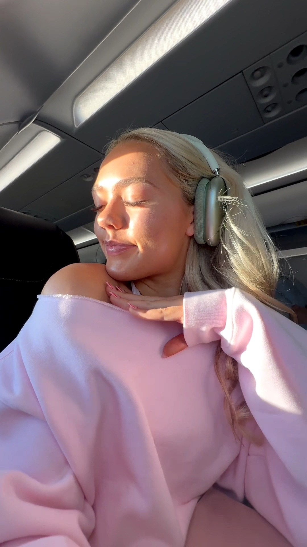 My go-to 10 minute makeup routine for when you’re in a rush but still want to feel good 💗 

Steps I swear by 👇
• Saie Glowy Super Gel to prep + glow
• Tower 28 concealer to spot-conceal
• Charlotte Tilbury lightweight foundation for a natural base
• House Labs concealer (let it sit before blending 👀)
• LYS bronzing stick for warmth
• Rhode blush in Piggy — applied with a brush
• Patrick Ta powder bronzer to add dimension
• Kosas powder to set everything

No setting spray here because I was on a plane ✈️
Lip combo lately: Rhode lip liner + Lawless gloss 💋

I linked all my exact products in order below 🤍
Follow for more realistic, easy makeup routines you’ll actually do ✨


#LTKgrwm #LTKmorningroutine #LTKBeauty