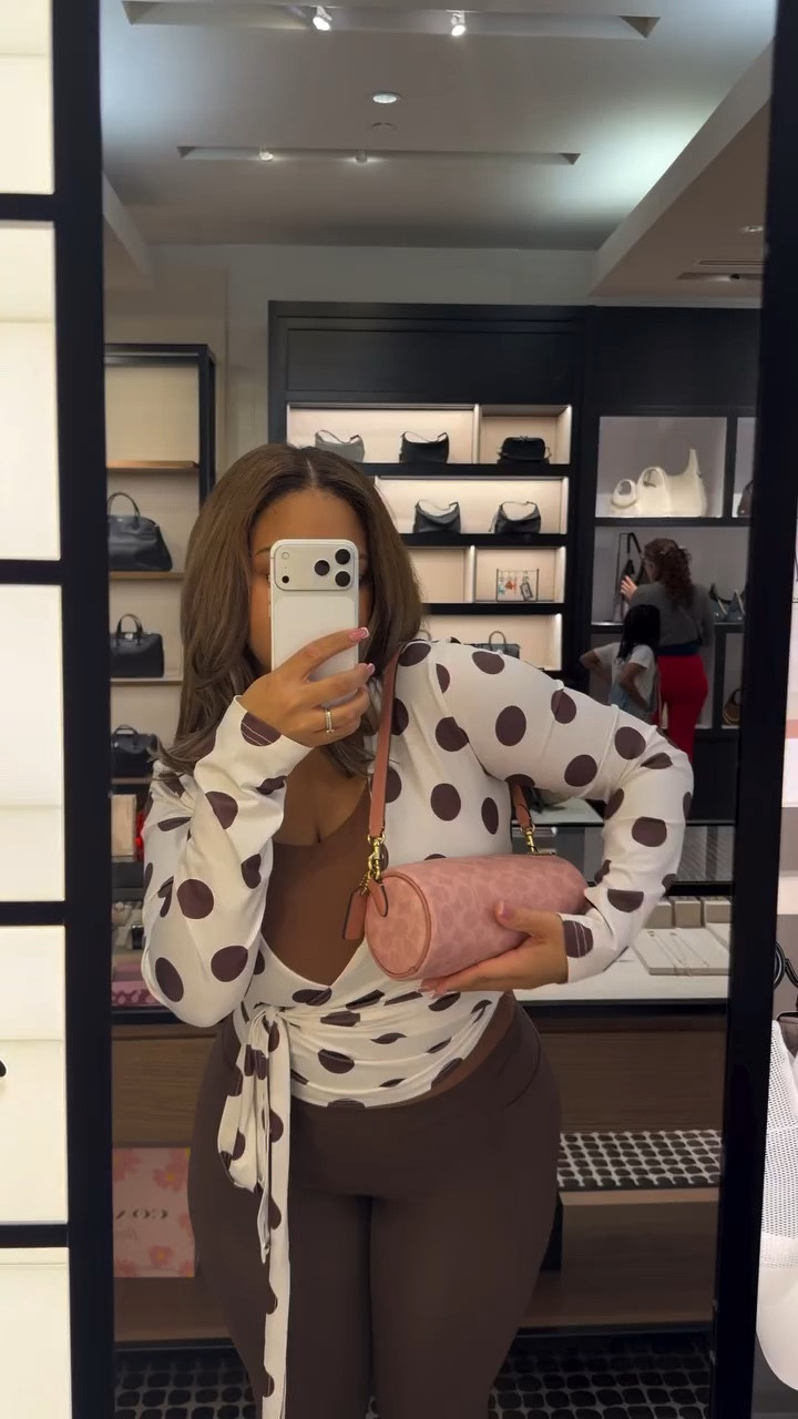 Just a mom who’s visibly getting her pink back because I NEVER would’ve thought I’d pick up a pink bag, (if you want the link to this bag COMMENT “PINK” and I’ll dm it to you 💕) initially I purchased the yellow one but I kept looking over at this one, I asked her to try it on and when I did? The way I felt when I saw it? SOLD 🫦 I love her sooo much!! @coach @shopmallofga 💕 #shopping #wife #splouwance #coach