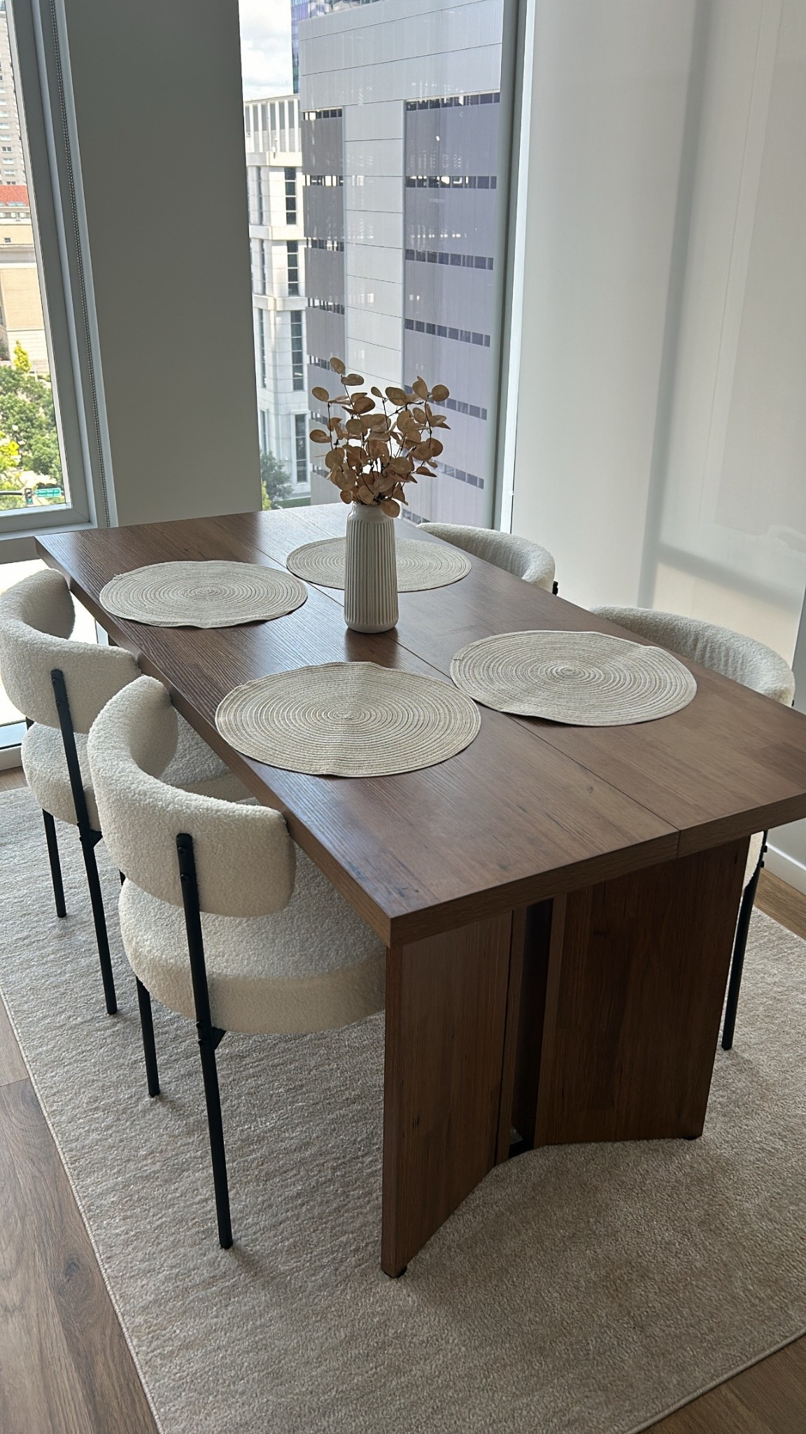 perfect dining decor for a smaller space!! #diningroom #diningroomdecor #woodentable #wooddiningtable #whitediningchairs #homedecor