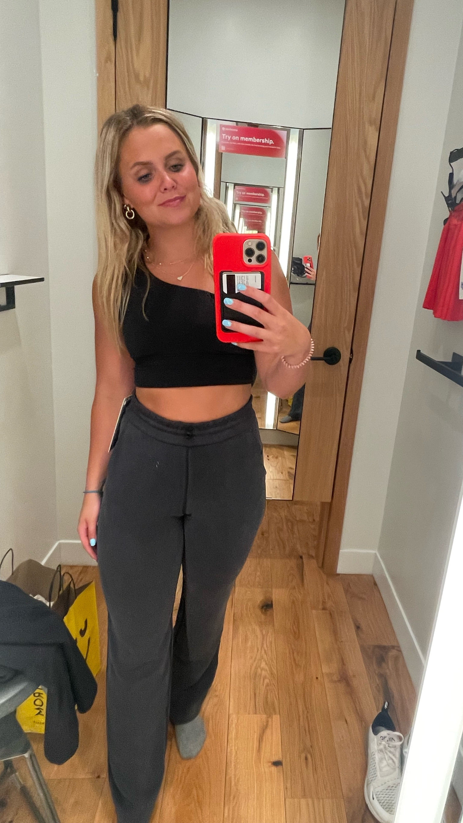 Align top is on sale in other colors!! 
These pants are super soft! If you want them to be extra loose I recommend going up an extra size. I always wear a 6 and they were just a little snuggled on me😊 
lulu top - 6 
lulu pants - 6 