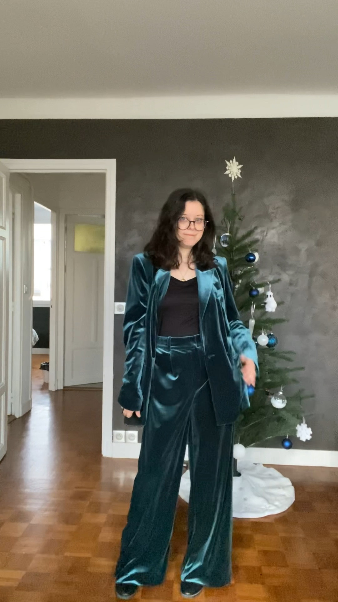 On continue dans les looks de fêtes avec un costume en velours 

#LTKeurope #LTKHoliday #LTKstyletip