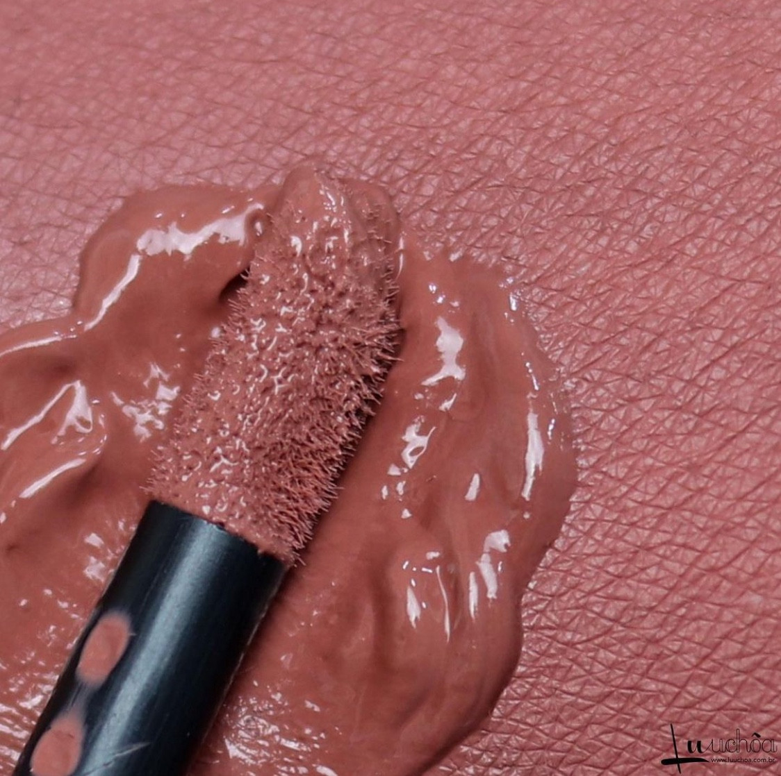 Um dos batons que mais me perguntam a cor quando uso e também um dos mais coringas que tenho!!
Até hoje, já coloquei o bichin em um monte de makes de muitas cores e ele combinou com tudo!!
Desde as mais coloridas, até as mais neutras!!
O nome da cor é a Samara da Linha Bruna Tavares (uma das minhas cores favoritas da linha!! 😍
O acabamento dele Matte, é super pigmentado, tem uma durabilidade maravilhosa em mim e não carquela nada na minha boca!!
‼️(Lembrando que antes de colocar qualquer batom, é bom passar um hidratante labial sempre!! )

#LTKCyberWeek #LTKbeauty #LTKbrasil