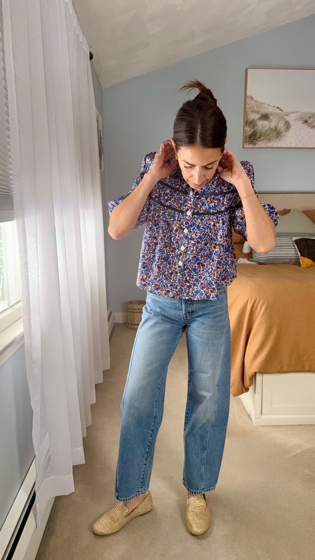 I love all the items! These shoes 🙌🏼Comfortable, trendy and a bit of fun with gold accents throughout!
👖 these are my go to! I own in 2 colors. They are so versatile and go with almost every shoe (but big chunky sneaks) They run large, great quality and I love the length for my height at 5’2.
@jackrogersusa 
@Madewell 
@Anthropologie 
Sizing:
Shirt- xs
Jeans- 23/r

#ad
#jackrogersusa


#LTKgrwm