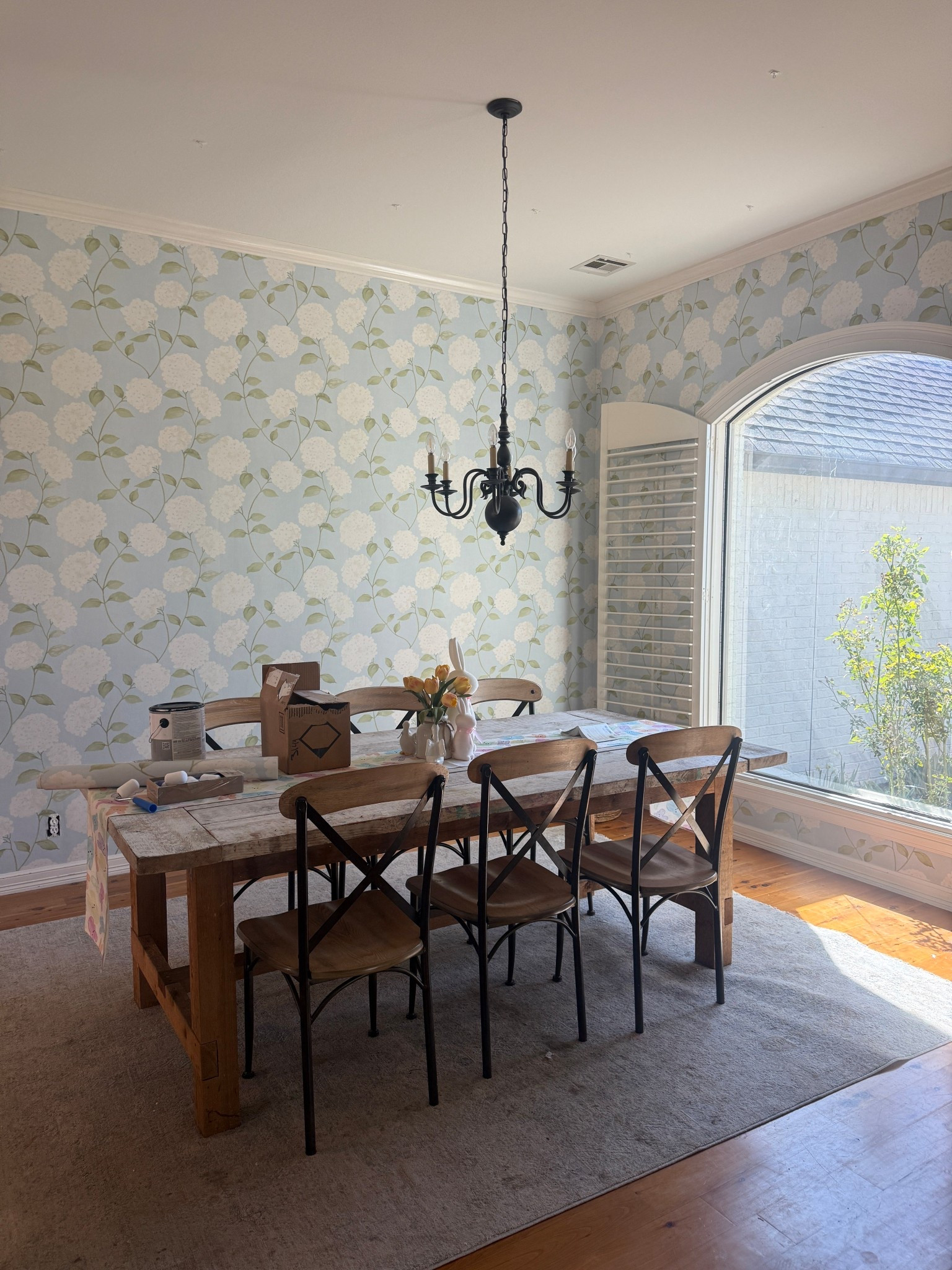 Ahhhh the new wallpaper is perfection! From @serenaandlily

Changing out the light fixture in a few days 
