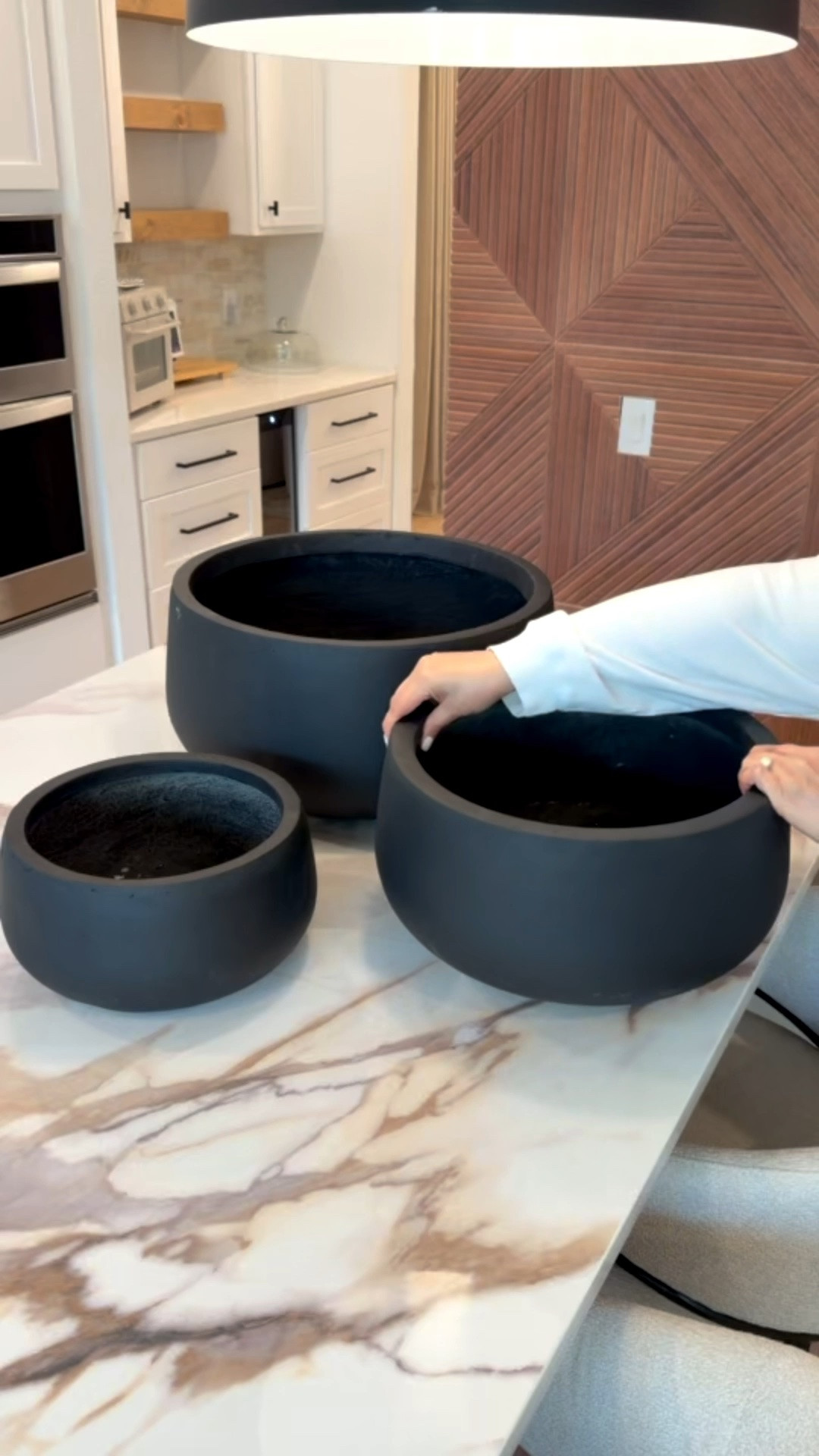 Love these large round planters 🫶☺️




Home
Home decor
Faux floral balls
Home refresh 
Modern home decor

#LTKHome