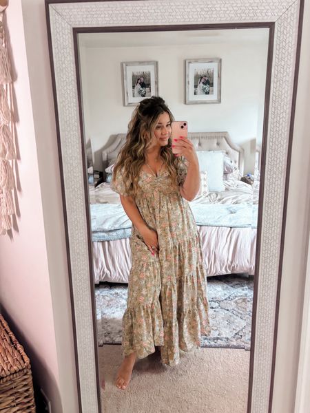 Love this floral maxi from pink blush! 🌸🤍