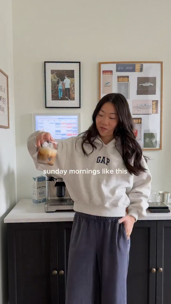 coffee at home + a brand new sweat set >>> spending the perfect Sunday in my @Gap fleece ☕️☁️ Ad 

 #HowYouWearGap #GapCreator